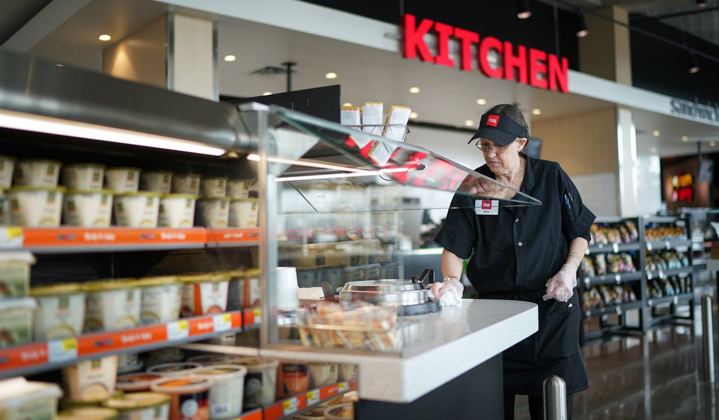 Kim Radman sanitized the salad and soup bars at the Minnehaha Cub Foods. Utensils are also replaced much more frequently with the threat of coronavirus. ] GLEN STUBBE &#x2022; glen.stubbe@startribune.com Wednesday, March 11, 2020 COVID-19 sanitize disinfect COVID-19 coronavirus ORG XMIT: MIN2003111822470443