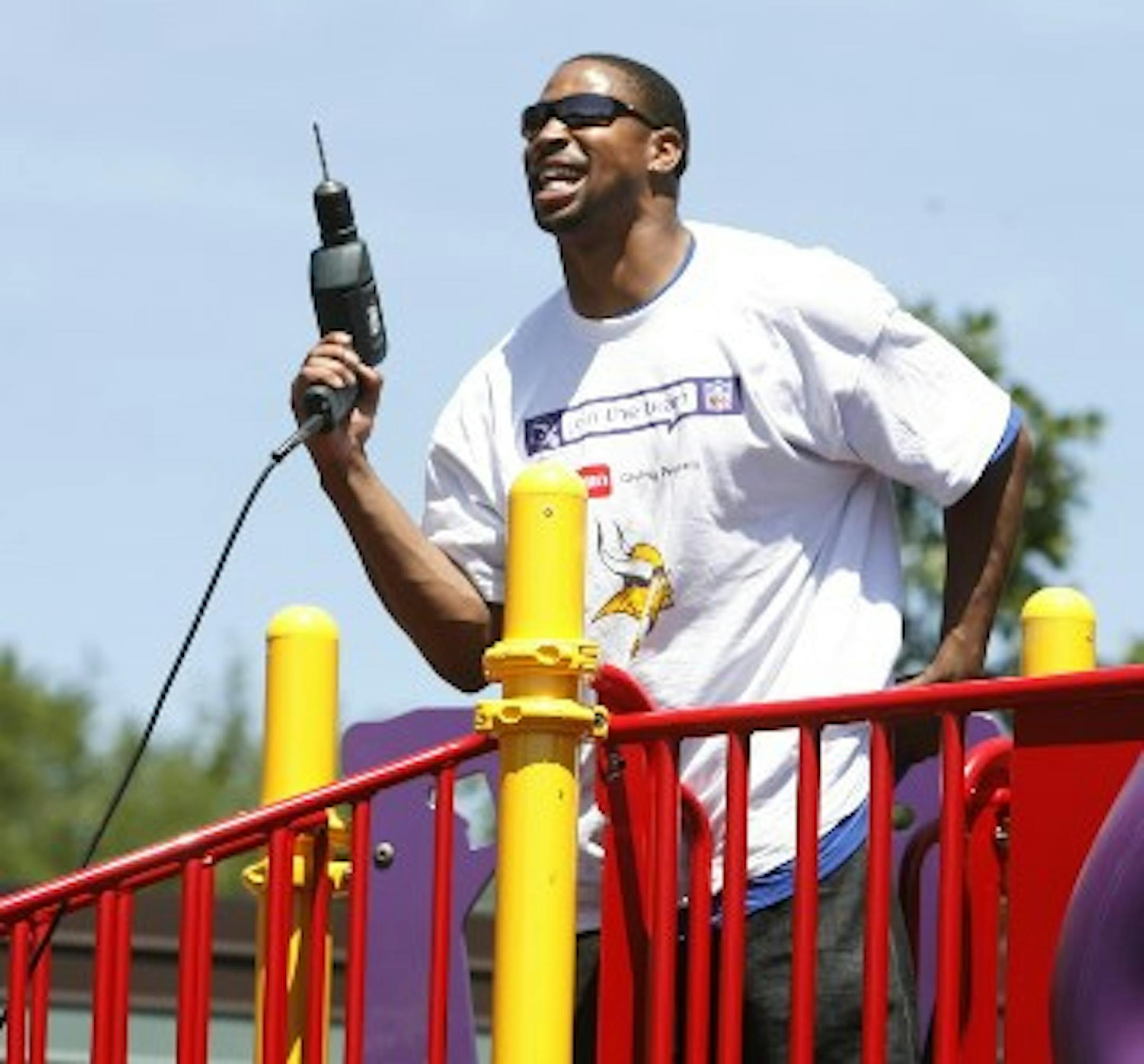 Fred Smoot at a Vikings playground building event