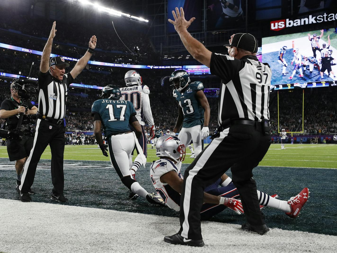 Referees signaled a touchdown after Philadelphia wide receiver Alshon Jeffery made a 34-yard touchdown catch from quarterback Nick Foles in the first quarter of Super Bowl LII. Defending the play was Patriots defensive back Eric Rowe, seated ] Carlos Gonzalez &#xef; Carlos. Gonzalez@startribune.com The New England Patriots met the Philadelphia Eagles in Super Bowl LII Sunday evening, February 4, 2017 at U.S. Bank Stadium in Minneapolis.