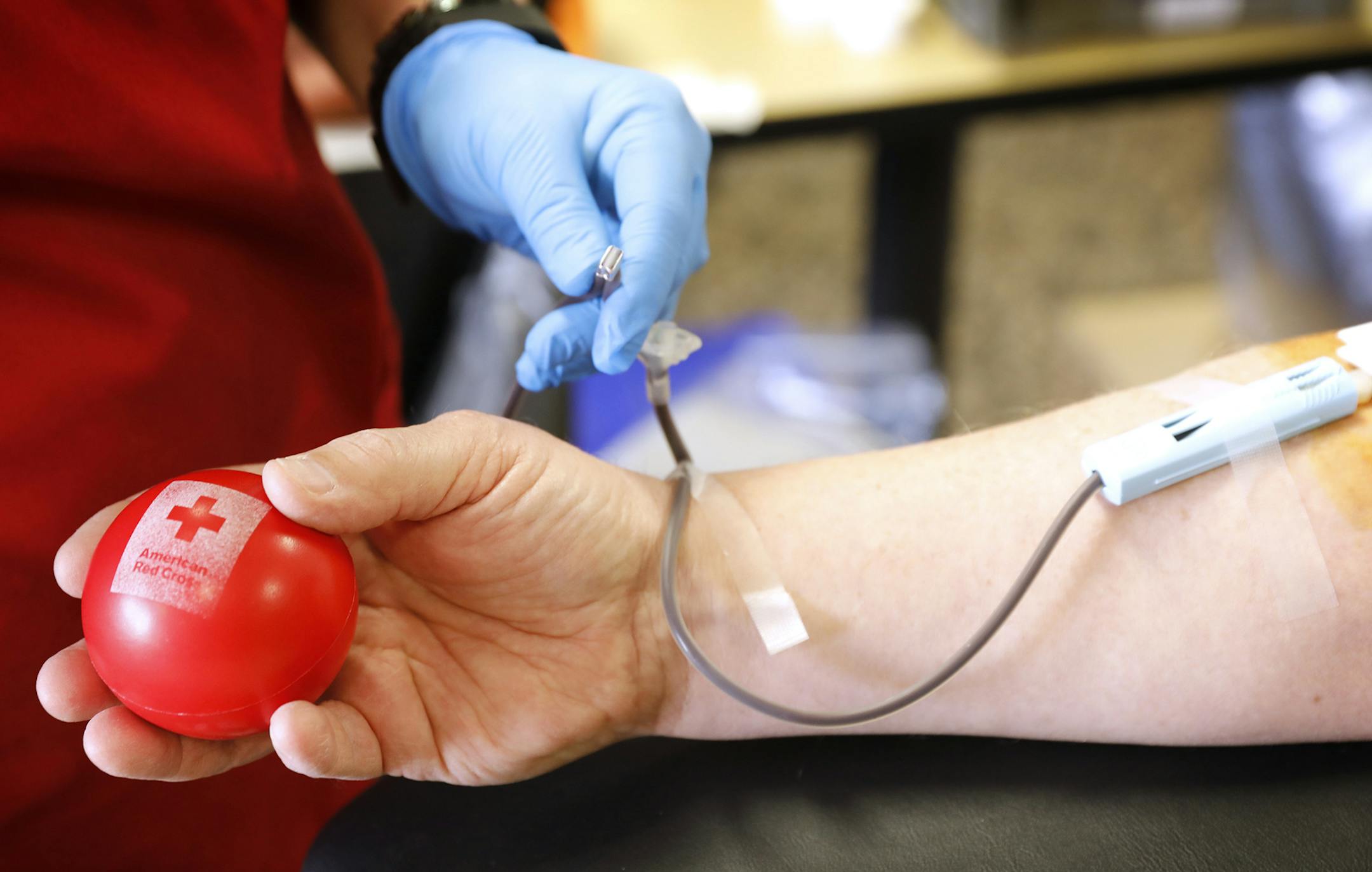 Retired Lake Johanna firefighter David Winkel donates blood. ] LEILA NAVIDI ï leila.navidi@startribune.com BACKGROUND INFORMATION: American Red Cross blood drive at the Lake Johanna Fire Station in Shoreview on Monday, March 19, 2018. Some blood donation statistics from redcross.org - Every two seconds someone in the U.S. needs blood. Approximately 36,000 units of red blood cells are needed every day in the U.S. The average red blood cell transfusion is approximately 3 pints. The blood type