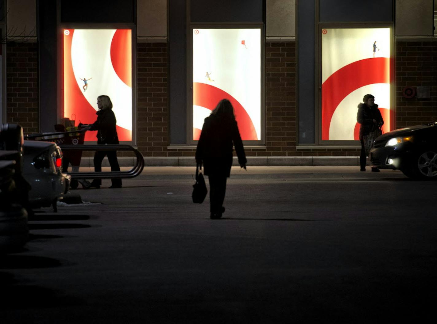 Shoppers head into the Super Target in RosevilleTuesday, January 9, 2013 ] GLEN STUBBE * gstubbe@startribune.com