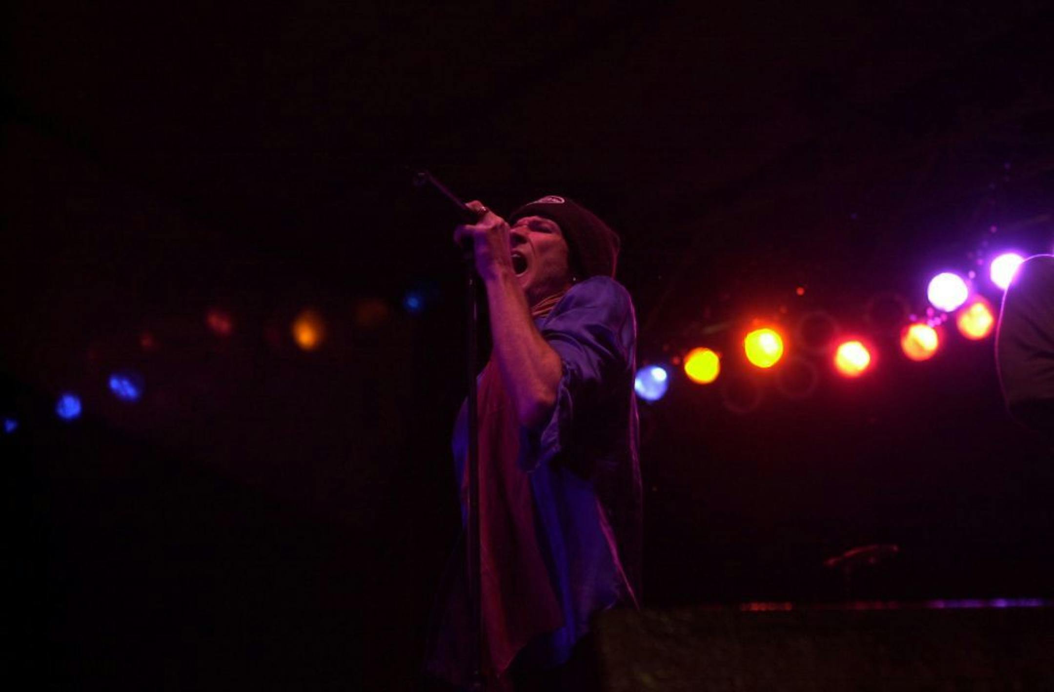 Stone Temple Pilots play at the 93X Fest, 5/26/00 -- Scott Weiland, lead singer of Stone Temple Pilots, performs Friday night.