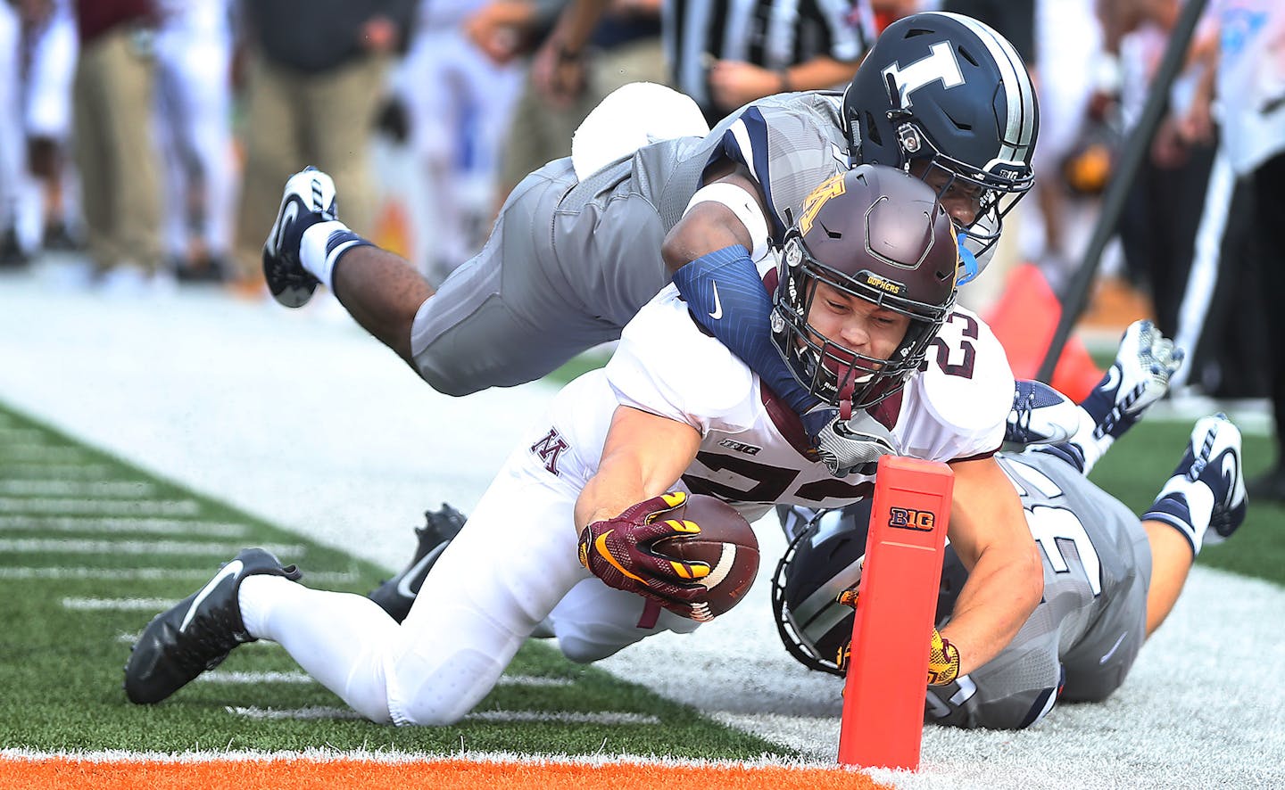 Minnesota's running back Shannon Brooks reached over the end zone for a touchdown despite defensive pressure by Illinois defensive back Stanley Green, left, and linebacker Jake Hansen during the first quarter as Minnesota took on Illinois at Memorial Stadium, Saturday, October 29, 2016 in Champaign, IL. ] (ELIZABETH FLORES/STAR TRIBUNE) ELIZABETH FLORES &#x2022; eflores@startribune.com