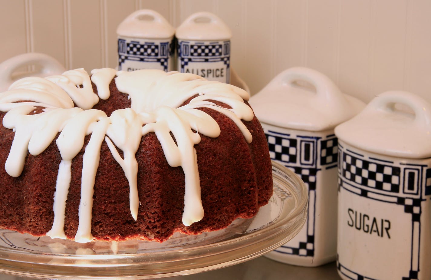 Pear-Spice bundt cake with a white glaze