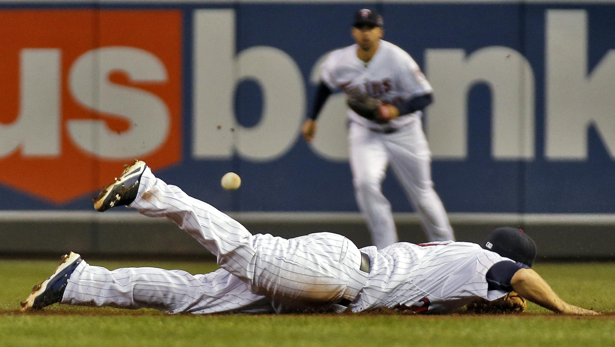 Another base hit for the Tigers in the 3rd inning - this past Twins 2nd baseman Brian Dozier into right field. ] Minnesota Twins vs. Detroit Tigers. (MARLIN LEVISON/STARTRIBUNE(mlevison@startribune.com)