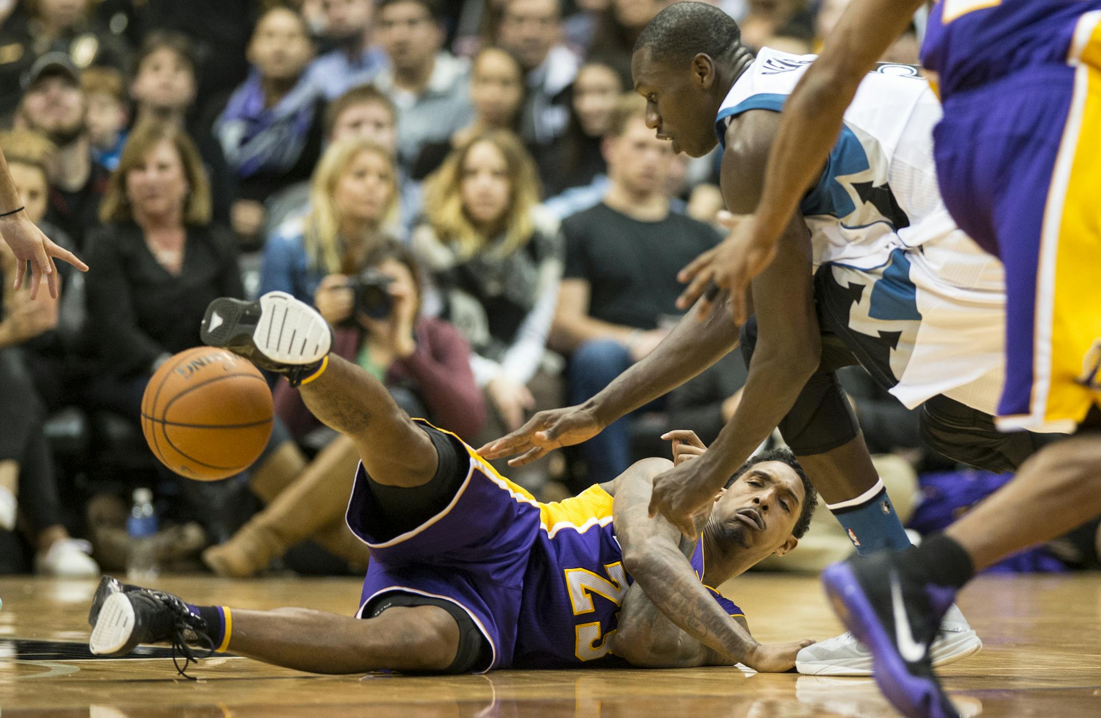 Los Angeles Lakers guard Louis Williams (23) committed a turnover after trying to pass the ball in the second quarter.
