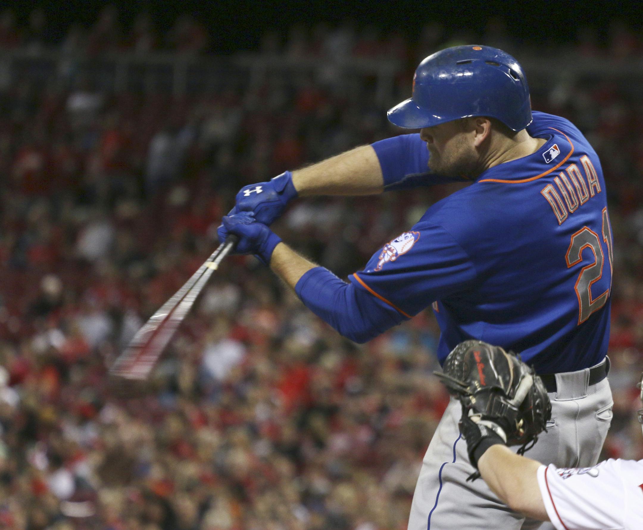 New York Mets' Lucas Duda hits a three-run home run against the Cincinnati Reds during the seventh inning of a baseball game in Cincinnati, Friday, Sept. 25, 2015. (AP Photo/Tom Uhlman)
