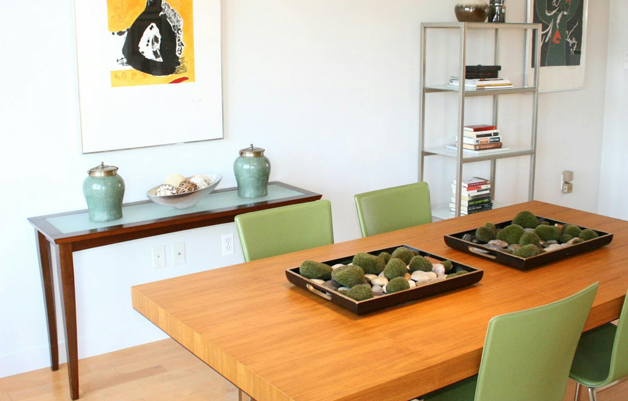 Moss pods in sand help to create a simple, organic centerpiece. (TNS)