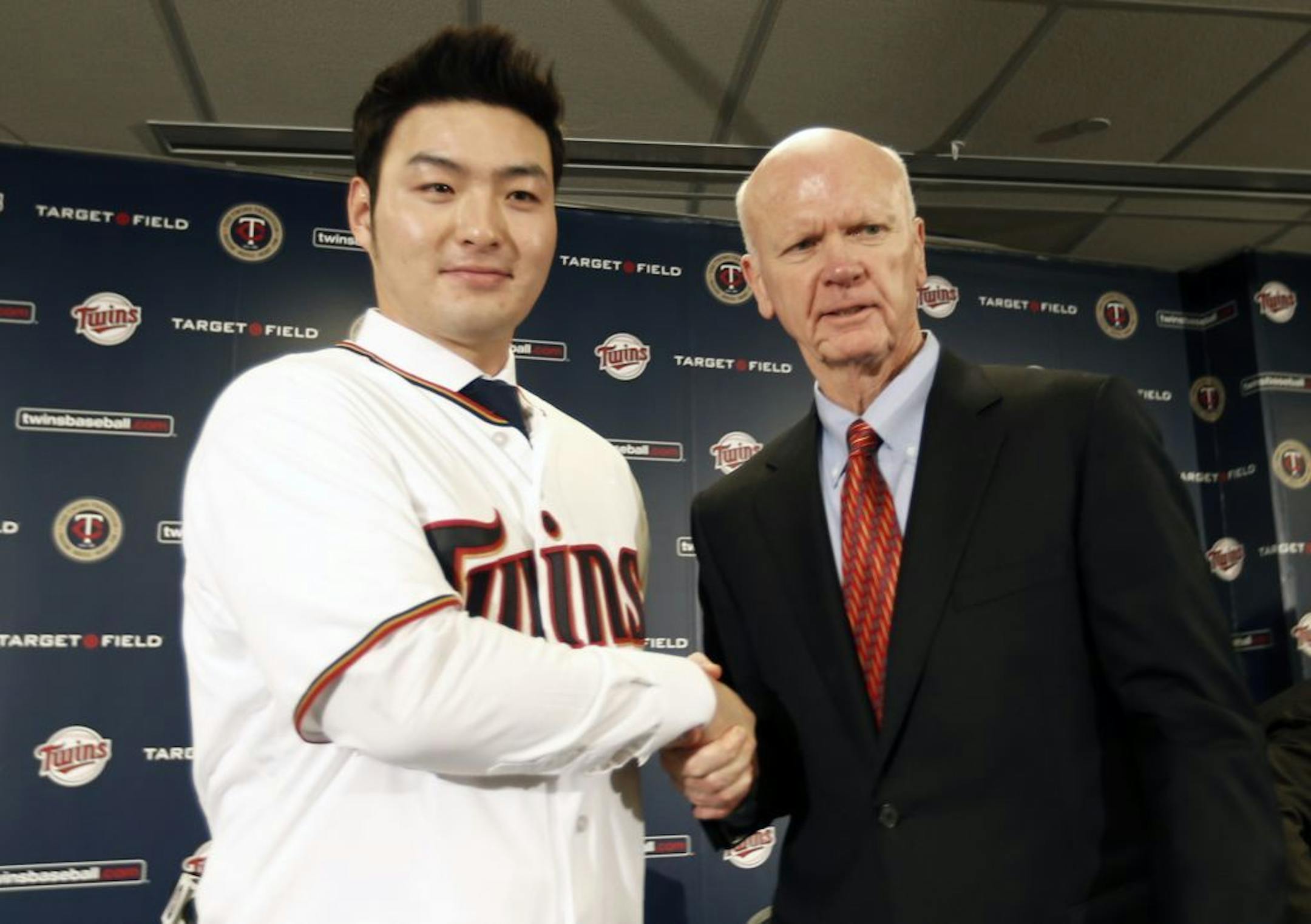 Byung Ho Park, left, of South Korea, poses with Minnesota Twins general manager Terry Ryan after Park met the media, Wednesday, Dec. 2, 2015, in Minneapolis, after signing a three-year contract with the Minnesota Twins baseball team.