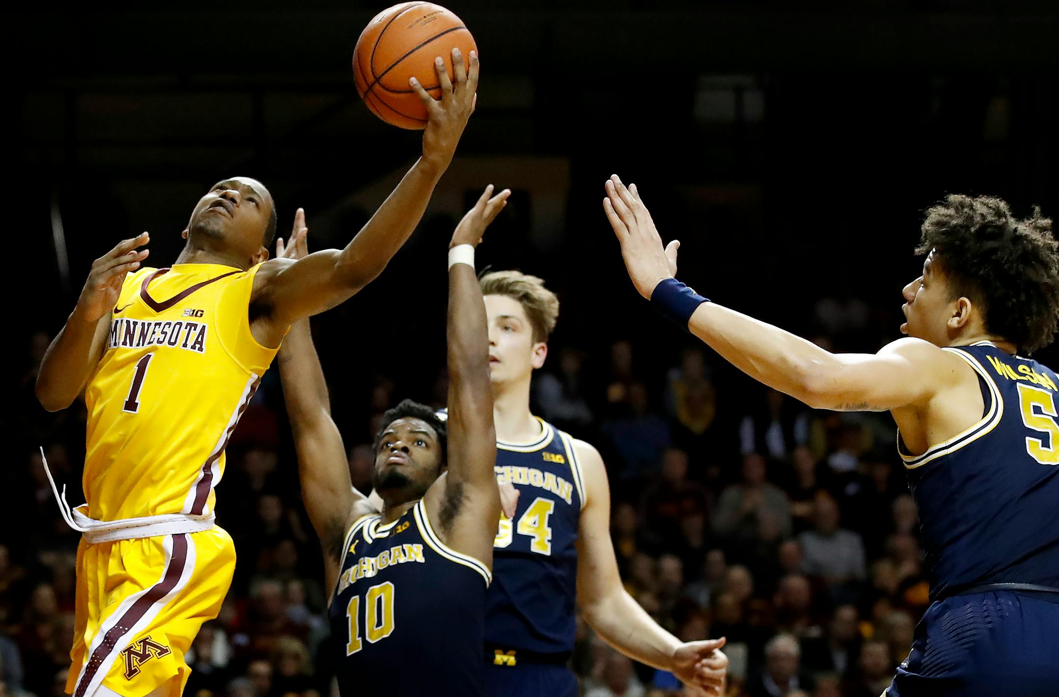Dupree McBrayer combined with Eric Curry for 27 points in the Gophers&#x2019; 83-78 victory over Michigan on Sunday.
