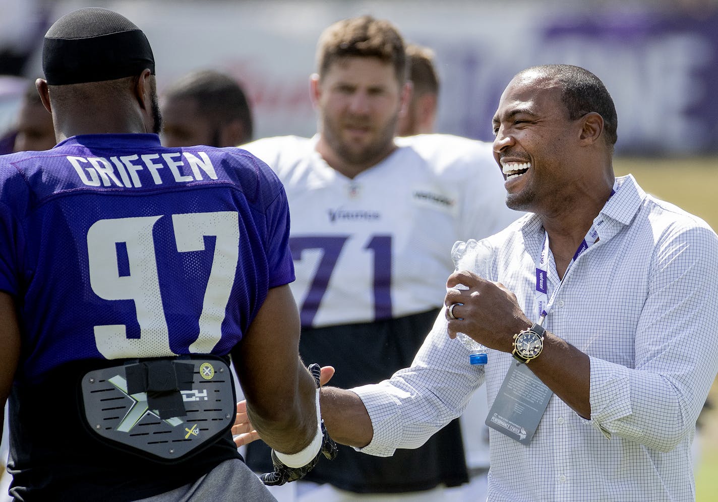 Everson Griffen greeted Darren Woodson at practice. ] CARLOS GONZALEZ &#xef; cgonzalez@startribune.com &#xf1; July 31, 2018, Eagan, MN, Twin Cities Orthopedics Performance Center, Minnesota Vikings Training Camp,