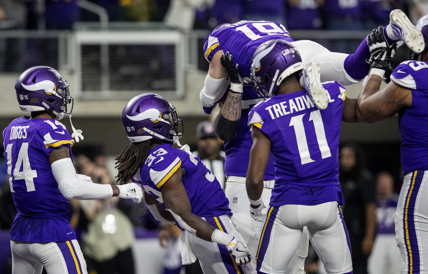 Dalvin Cook (33) leads a limbo celebration after 26-yard catch and run touchdown in the first quarter.