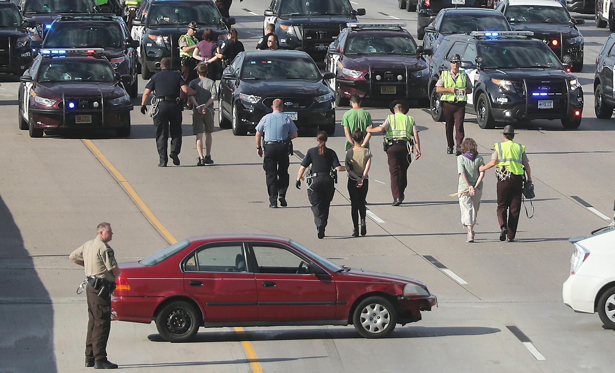 Protestors blocked and were arrested on the southbound interstate on 35W near the University Avenue bridge, Wednesday, July 13, 2016 in Minneapolis, MN. ] (ELIZABETH FLORES/STAR TRIBUNE) ELIZABETH FLORES • eflores@startribune.com ORG XMIT: MIN1607131000360667
