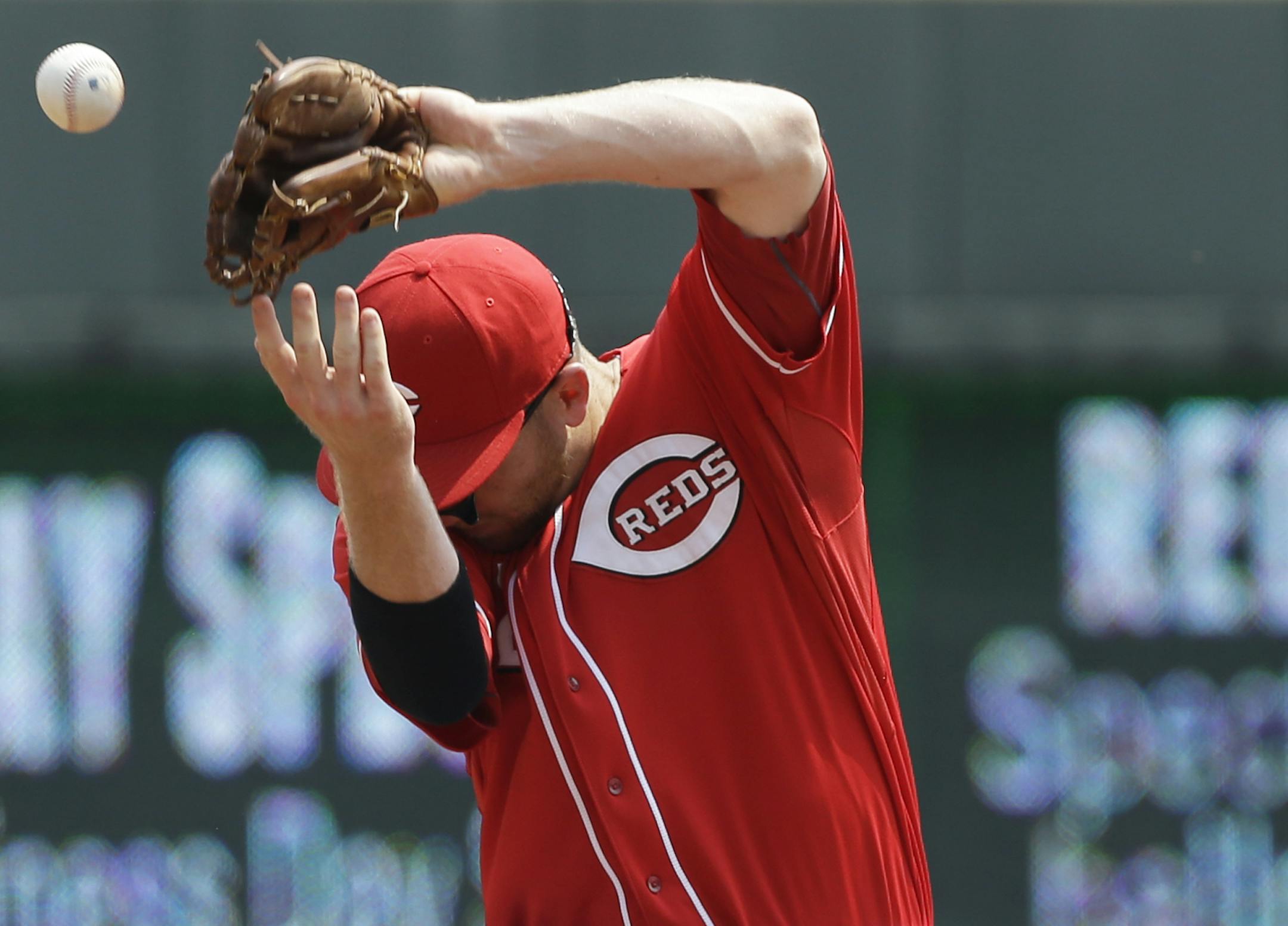 Cincinnati Reds third baseman Todd Frazier can't handle a hard hit ball by Arizona Diamondbacks' Aaron Hill that was ruled a hit and drove in a run in the fourth inning of a baseball game, Thursday, Aug. 22, 2013, in Cincinnati. (AP Photo/Al Behrman) ORG XMIT: MIN2013082320505667