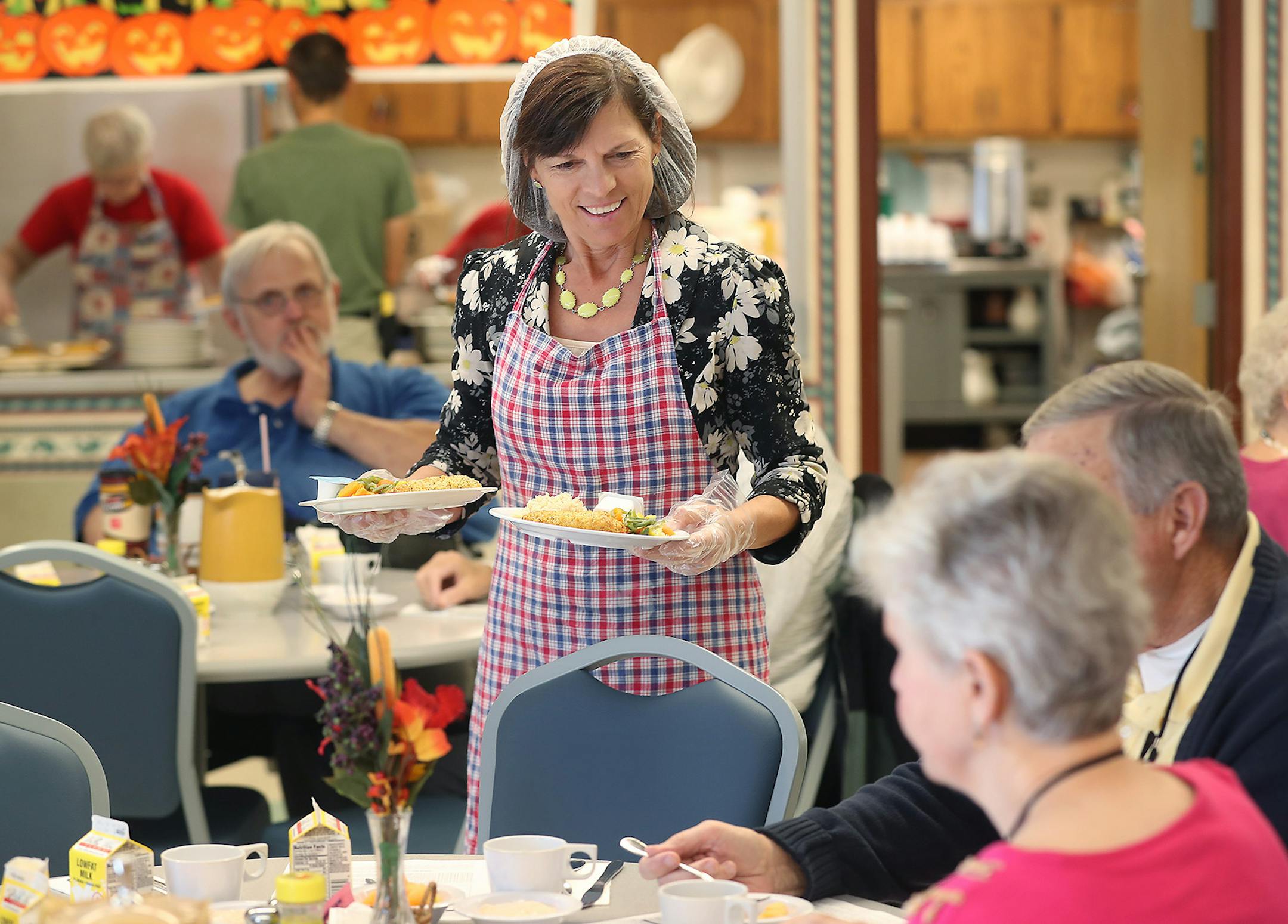 Shelley Johnson served lunch to seniors at the Blaine Senior Center, Thursday, October 13, 2016 in Blaine, MN. Voters will decide on the November ballot whether or not to fund a $29 million dollar community and senior center through a property tax increase. Voters shot down a similar plan in 1998. ] (ELIZABETH FLORES/STAR TRIBUNE) ELIZABETH FLORES • eflores@startribune.com