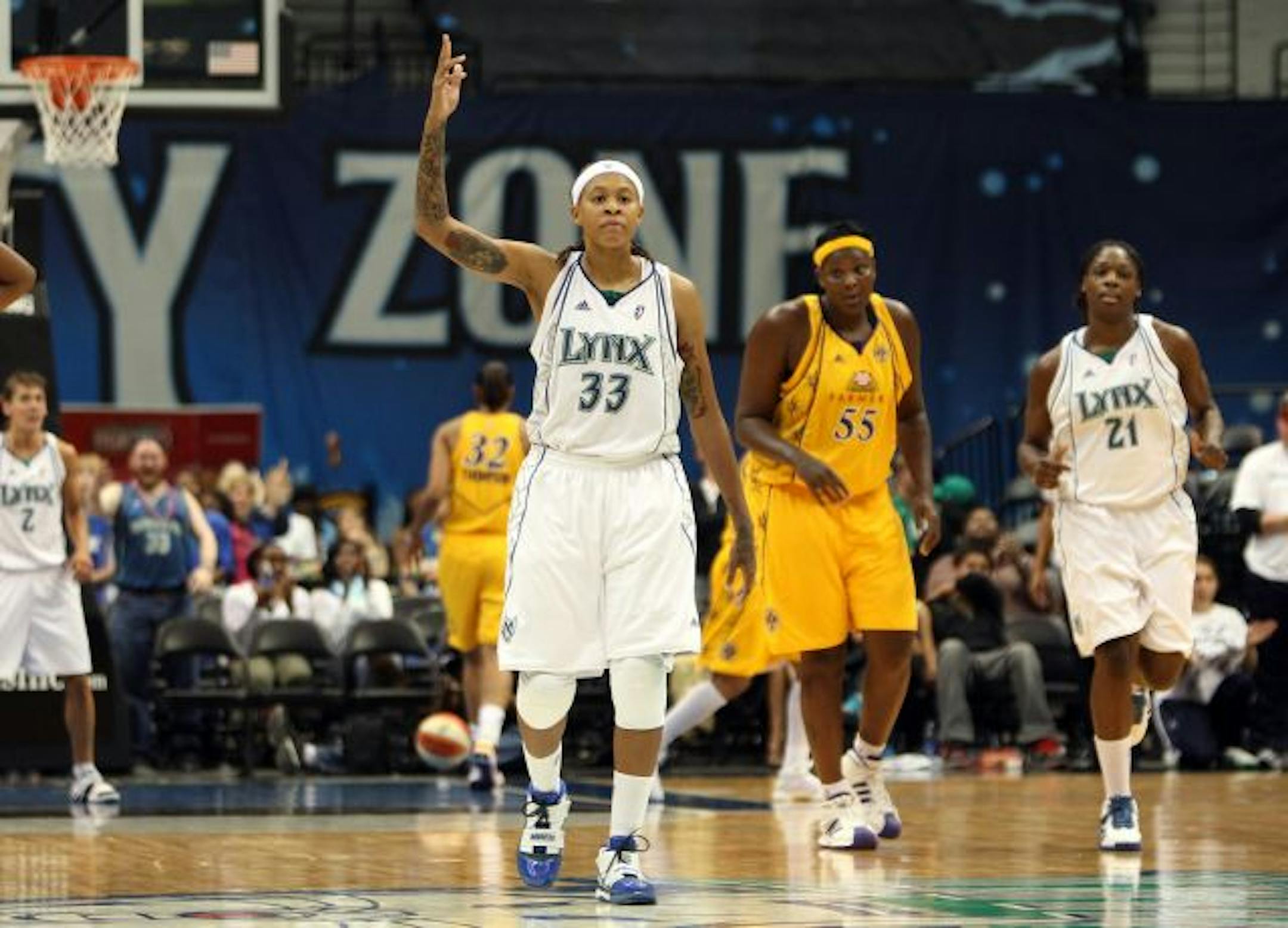 Minnesota's Seimone Augustus (33) reacted after making a shot in the final seconds of a game against LA. Augustus had 30 points.