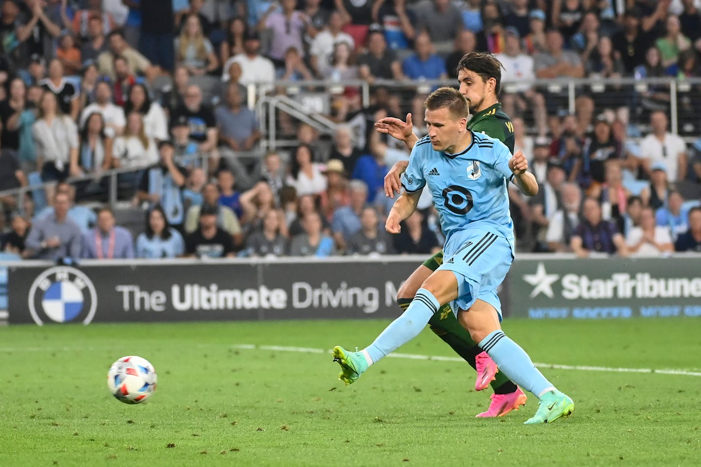 Minnesota United midfielder Robin Lod (17) scored the game-winning goal with Portland Timbers defender Jose van Rankin (2) in pursuit late in the second half.