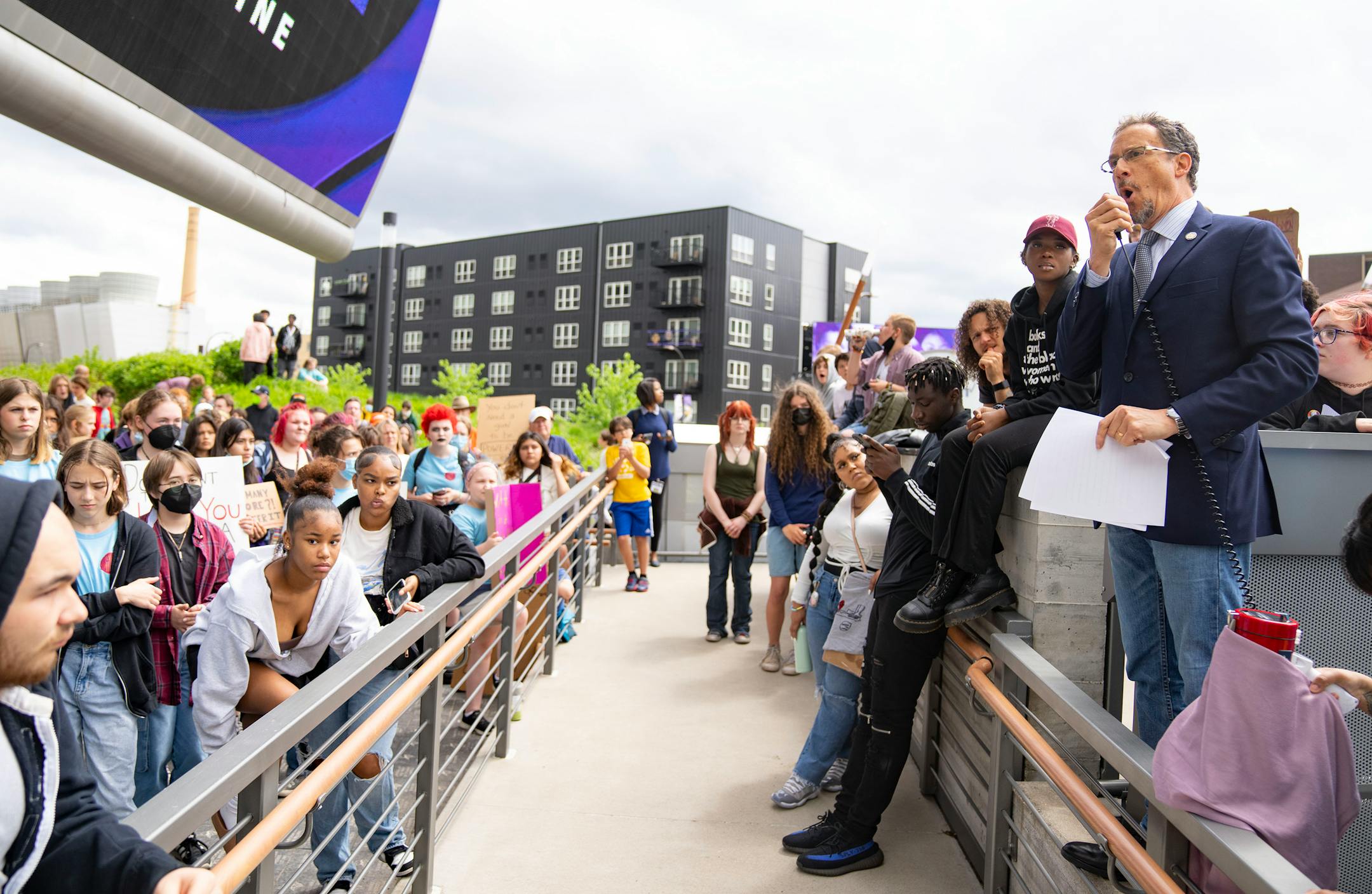 Minnesota state Sen. Ron Latz speaks to hundreds of students about gun control measures.