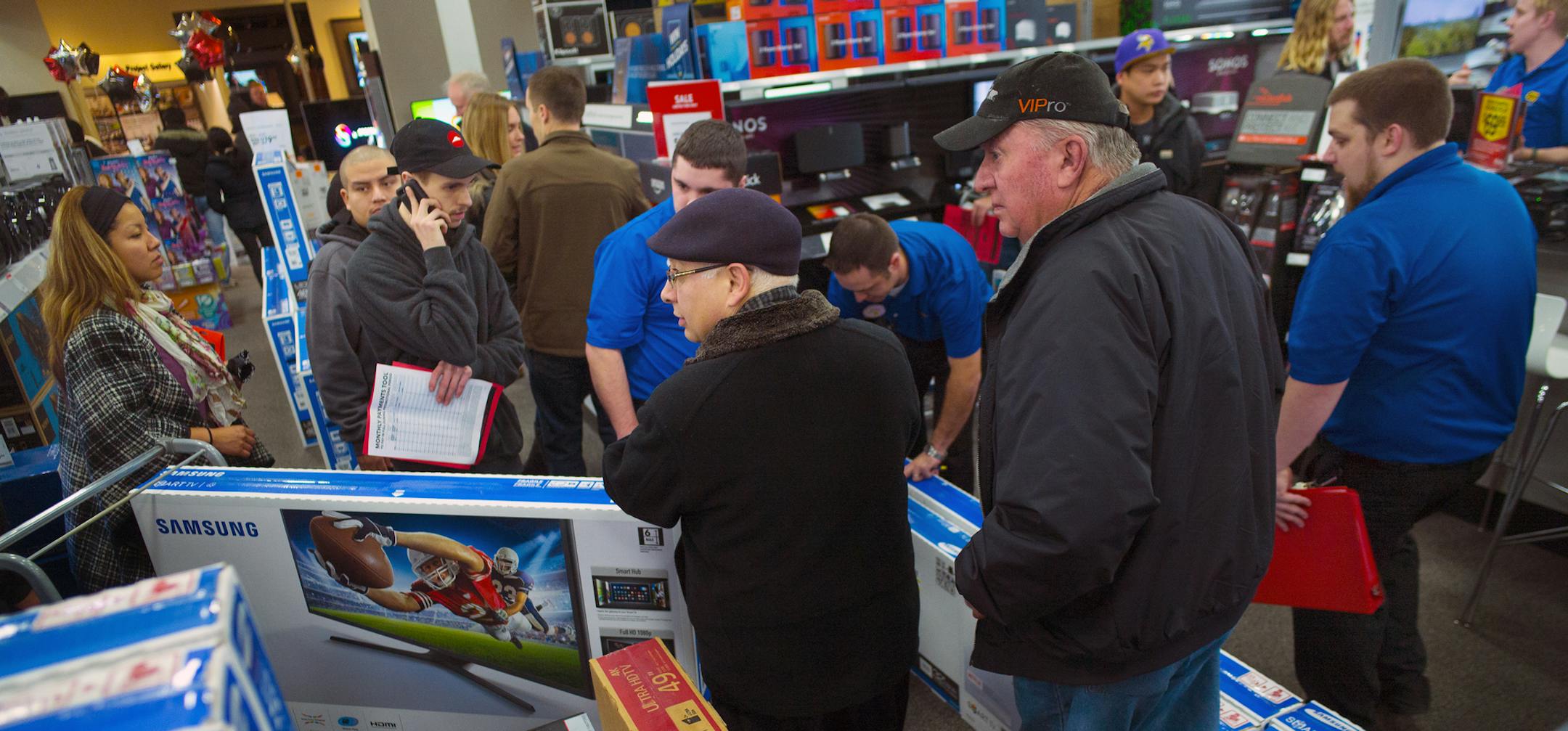 At the Ridgedale Best Buy in Minnetonka, sales were brisk, especially for tv sets when the doors opened for Black Friday .]Richard Tsong-Taatarii/rtsong-taatarii@startribune.com