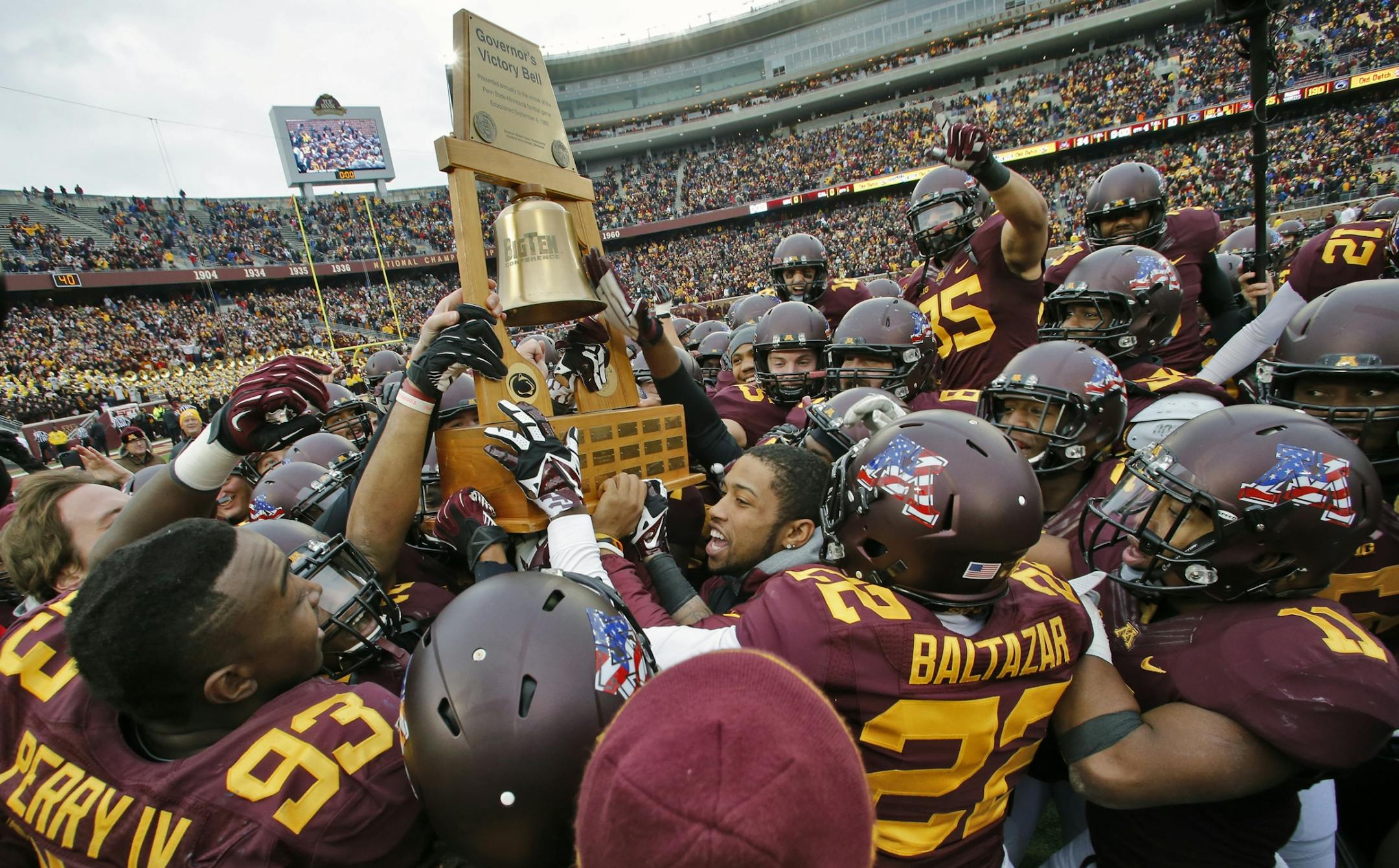 Minnesota Gophers vs. Penn State. Minnesota won 24-10. Gophers carried the Governor's Victory Bell off the field. (MARLIN LEVISON/STARTRIBUNE