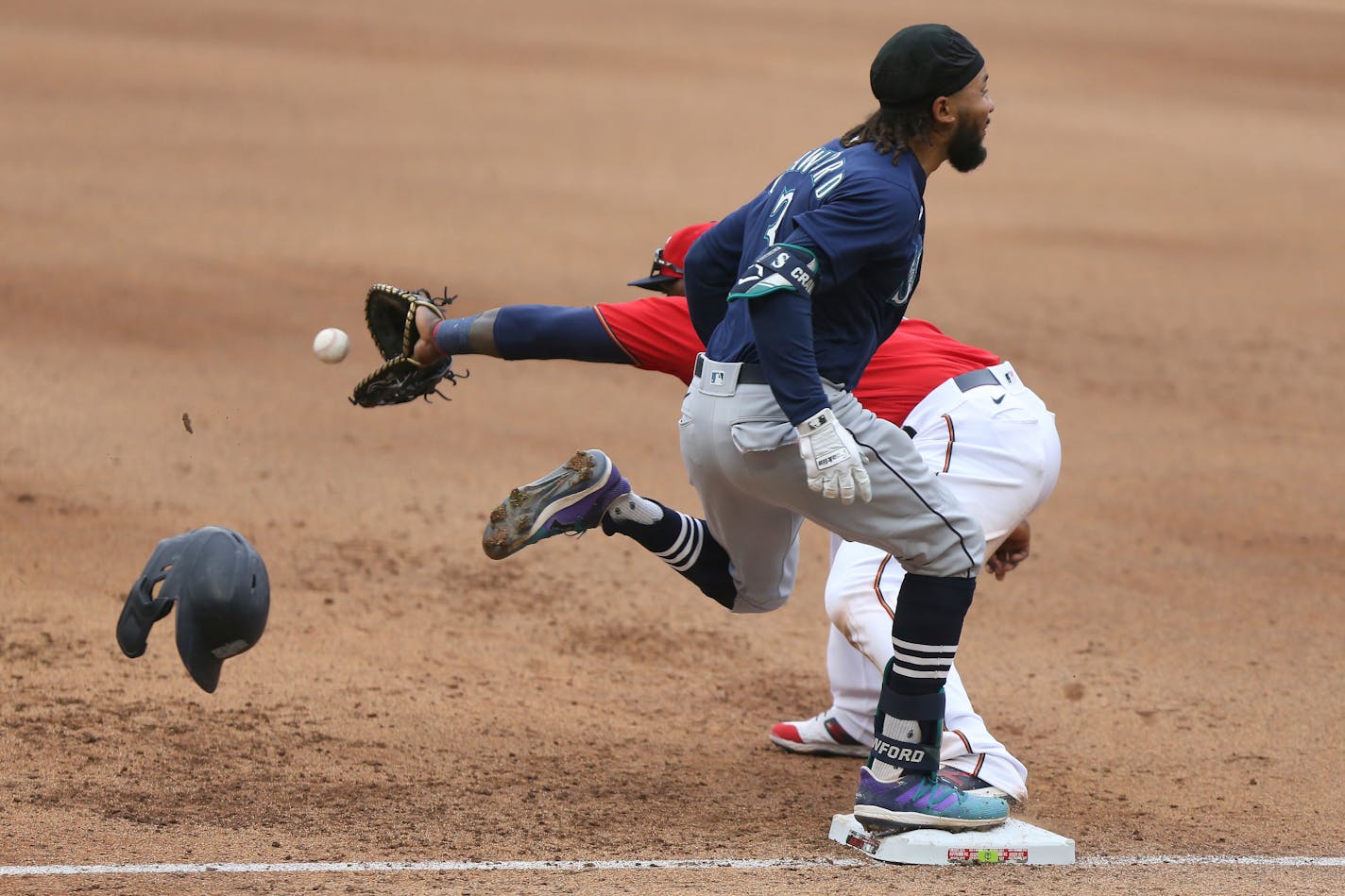 Seattle's J.P. Crawford beat the throw to first base as the Twins' Miguel Sano reaches for he ball during the eighth inning.