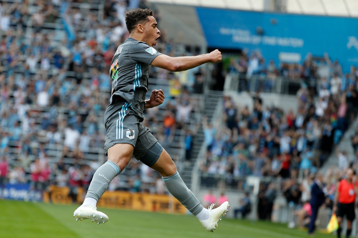 Minnesota United midfielder Hassani Dotson celebrated his goal against the Philadelphia Union in the first half Sunday.