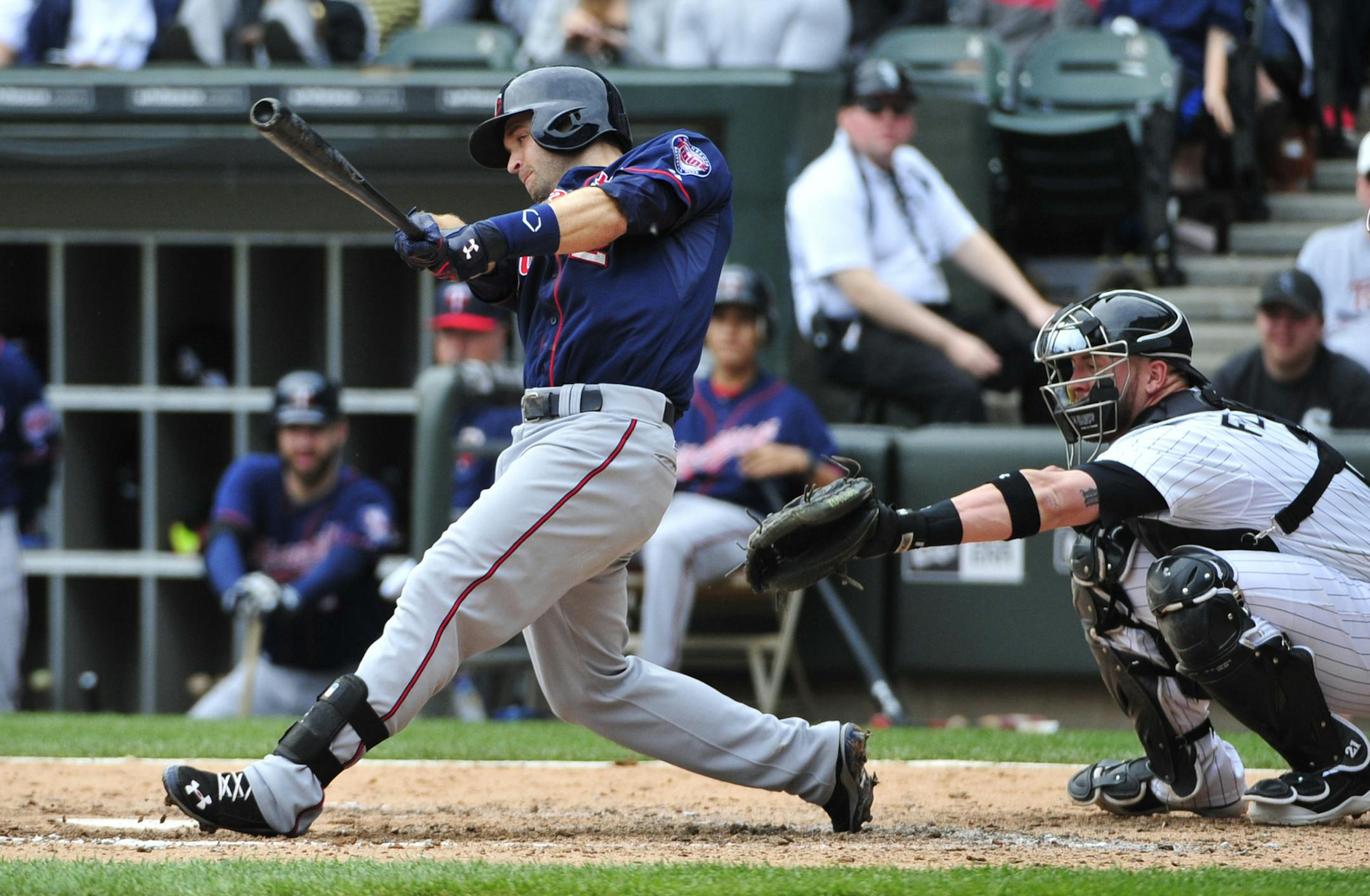 Minnesota Twins' Brian Dozier hits a three-run homer against the Chicago White Sox during the seventh inning of a baseball game, Sunday, May 24, 2015 in Chicago. (AP Photo/David Banks)