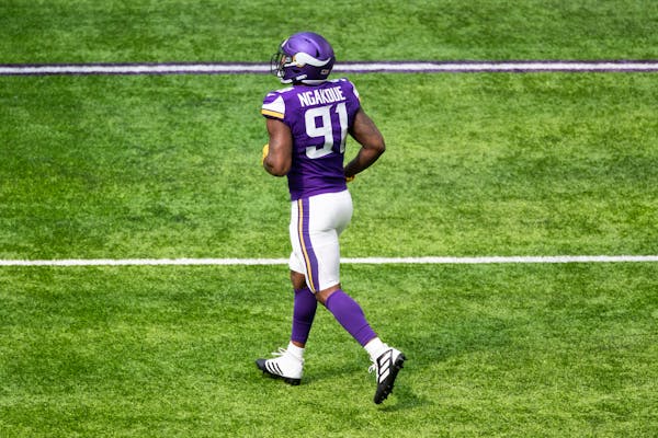 Ngakoue has quiet debut with Vikings