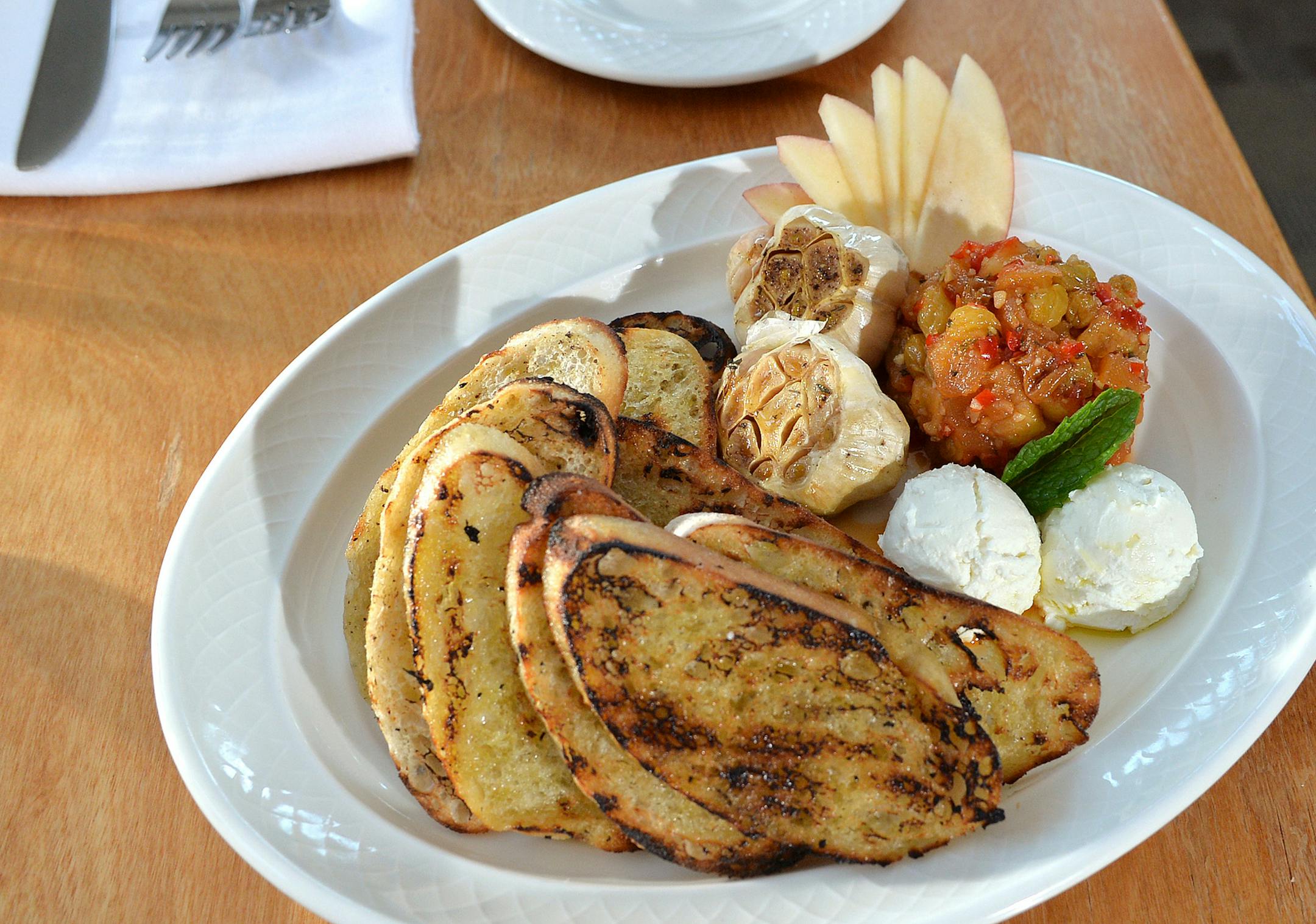 Roasted garlic with apple chutney, goat cheese and grilled bread. ] (SPECIAL TO THE STAR TRIBUNE/BRE McGEE) **Roasted garlic