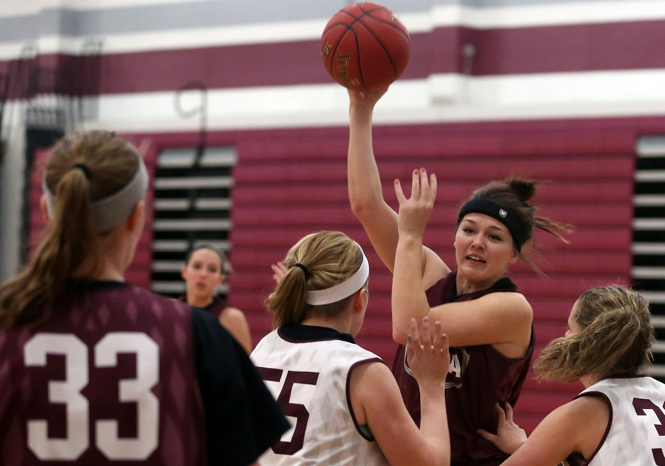 Kyrah Fredenburg made a pass to teammate Jordan Meyer during practice in Anoka, Min., Tuesday, November 26, 2013. ] (KYNDELL HARKNESS/STAR TRIBUNE) kyndell.harkness@startribune.com