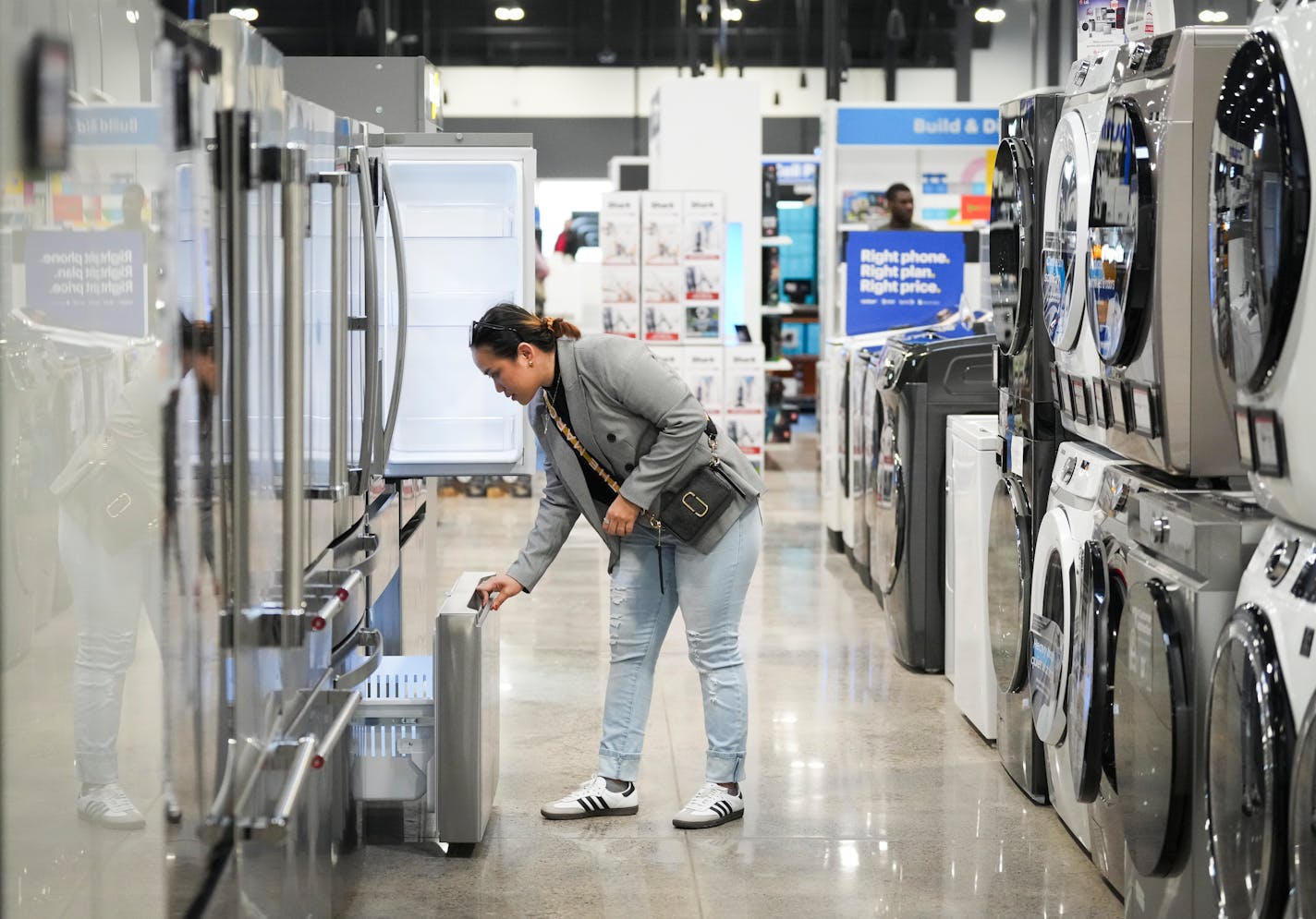 Precious Bacordio shops for kitchen appliances for her new home at a Best Buy store on Thursday, Nov. 16, 2023 in Richfield, Minn. ] RENEE JONES SCHNEIDER • renee.jones@startribune.com