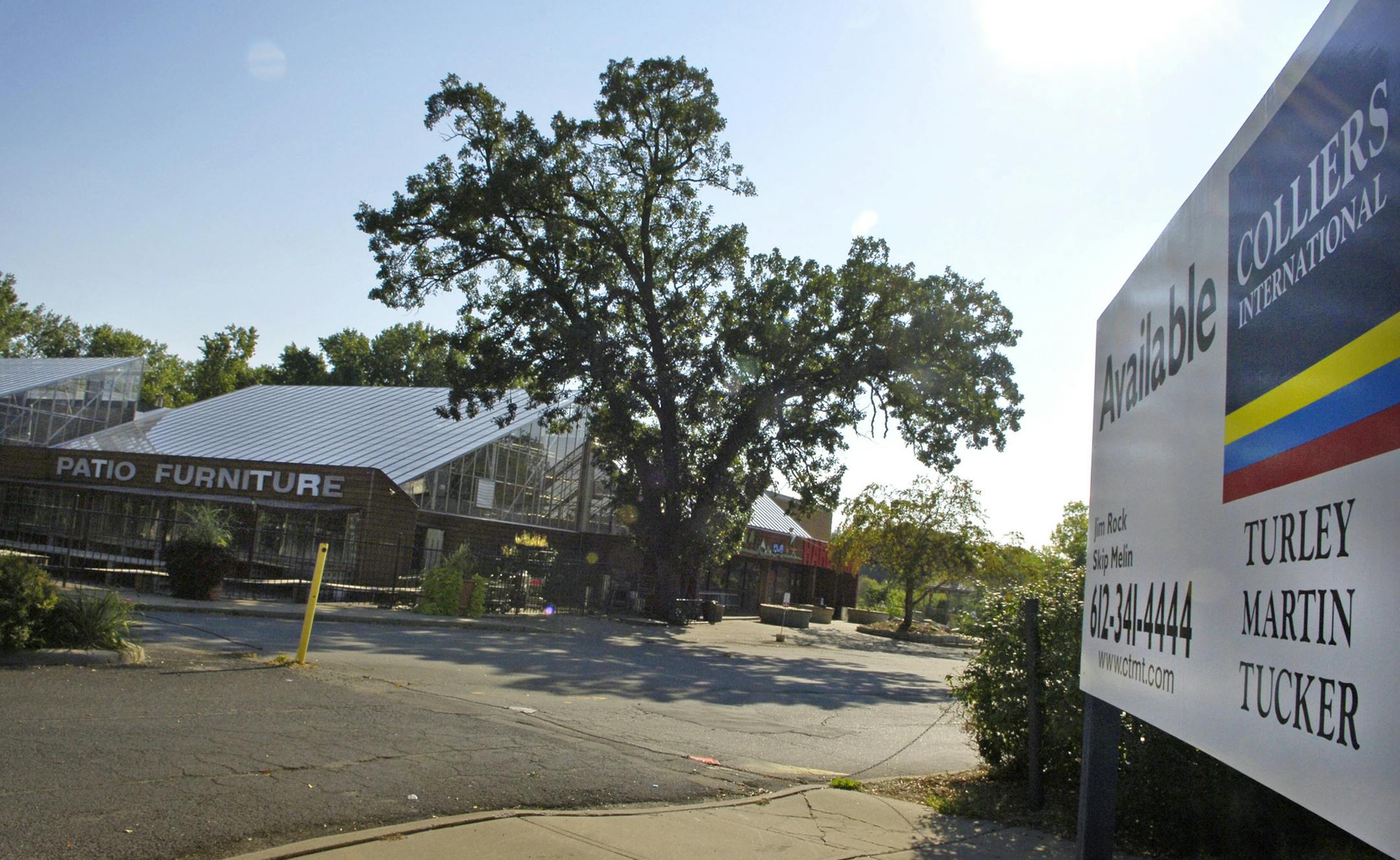 GLEN STUBBE √Ø gstubbe@startribune.com -- Thursday, September 14, 2006 -- Richfield, Minn. -- The 10 acres where Lyndale Garden and Hardware sits has been offered for sale. The garden center recently announced it would only be open seasonally. ORG XMIT: MIN2013030114472940