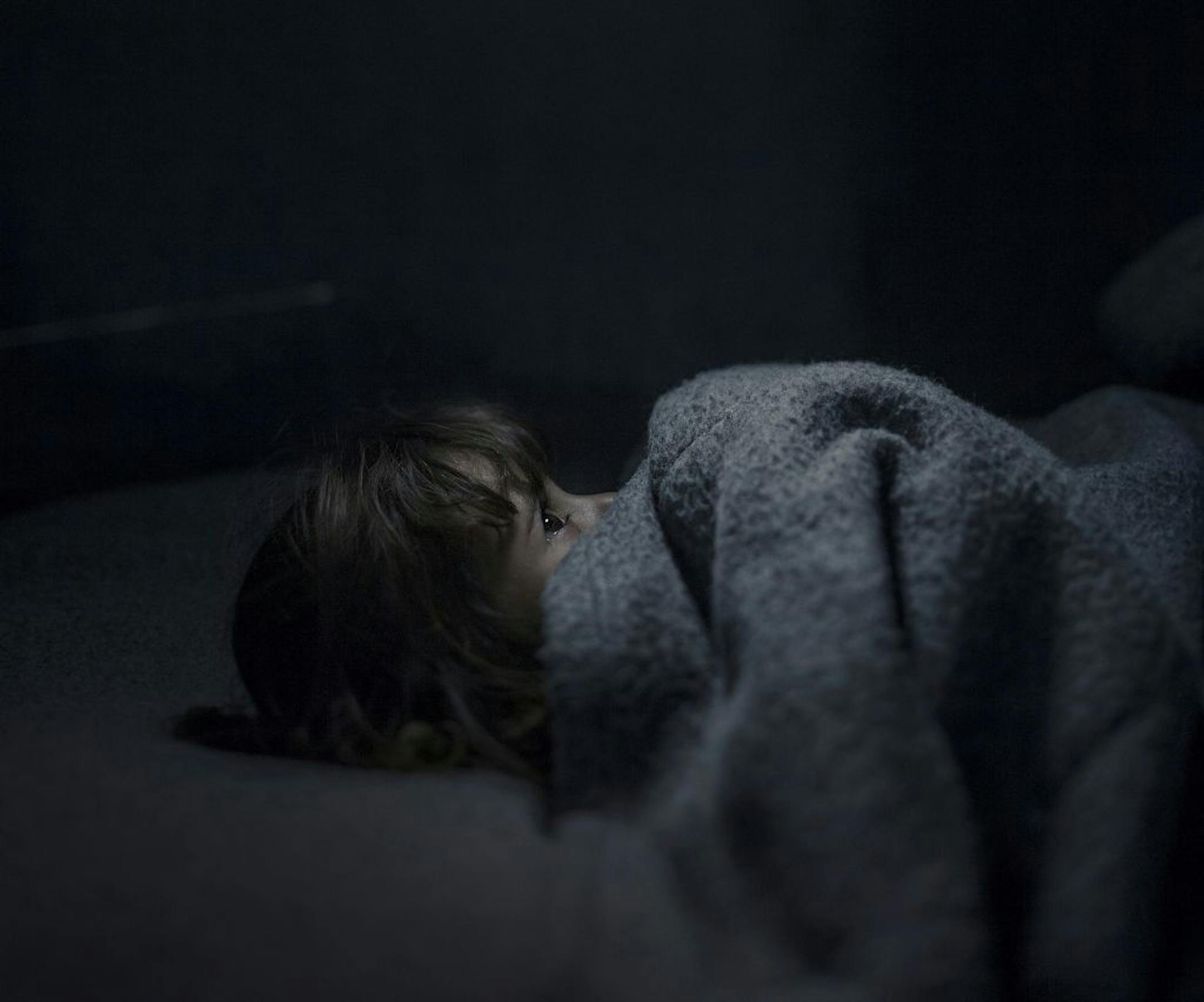 One child misses her bed. Another misses her dark-eyed doll. A third dreams of the old days, when her pillow didn�t feel like an enemy. Two million children have fled Syria. Leaving behind their friends, their homes, their beds. A dozen of these children have invited us to come and see where they now sleep, now that everything they once had is gone. Fara, 2 AZRAQ (Jordan). Fara, 2, loves soccer. Her dad tries to make balls for her by crumpling up anything he can find, but they don�t last long. E