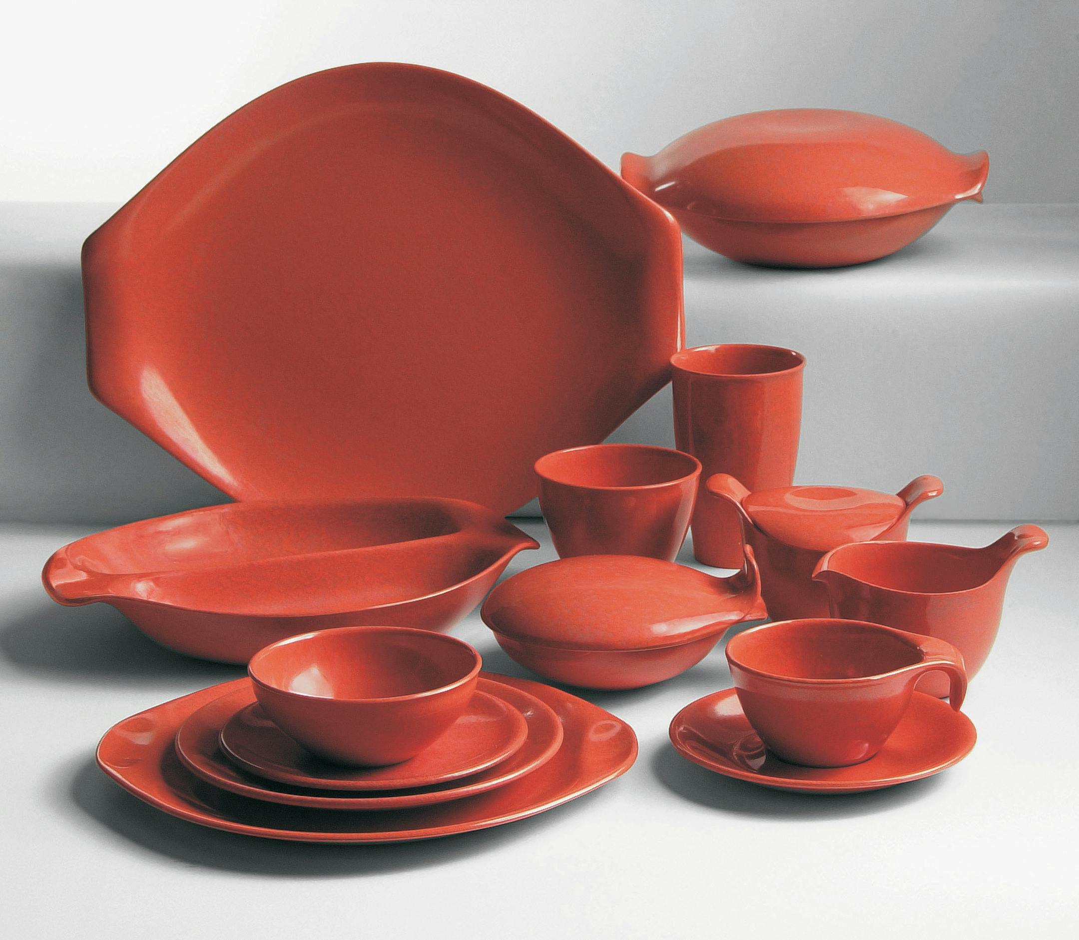 Wright's residential plastic ware was the bestselling dinnerware in the United States in 1957, winning the Museum of Modern Art's Good Design award in 1953.