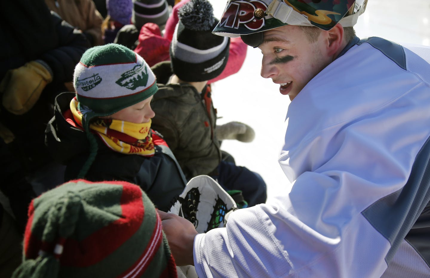 At the John Rose Oval, Wild goalie Darcy Kuemper(35) practiced in the frigid outdoors and signed autographs for fans. ]richard tsong-taatarii/rtsong-taatarii@startribune.com