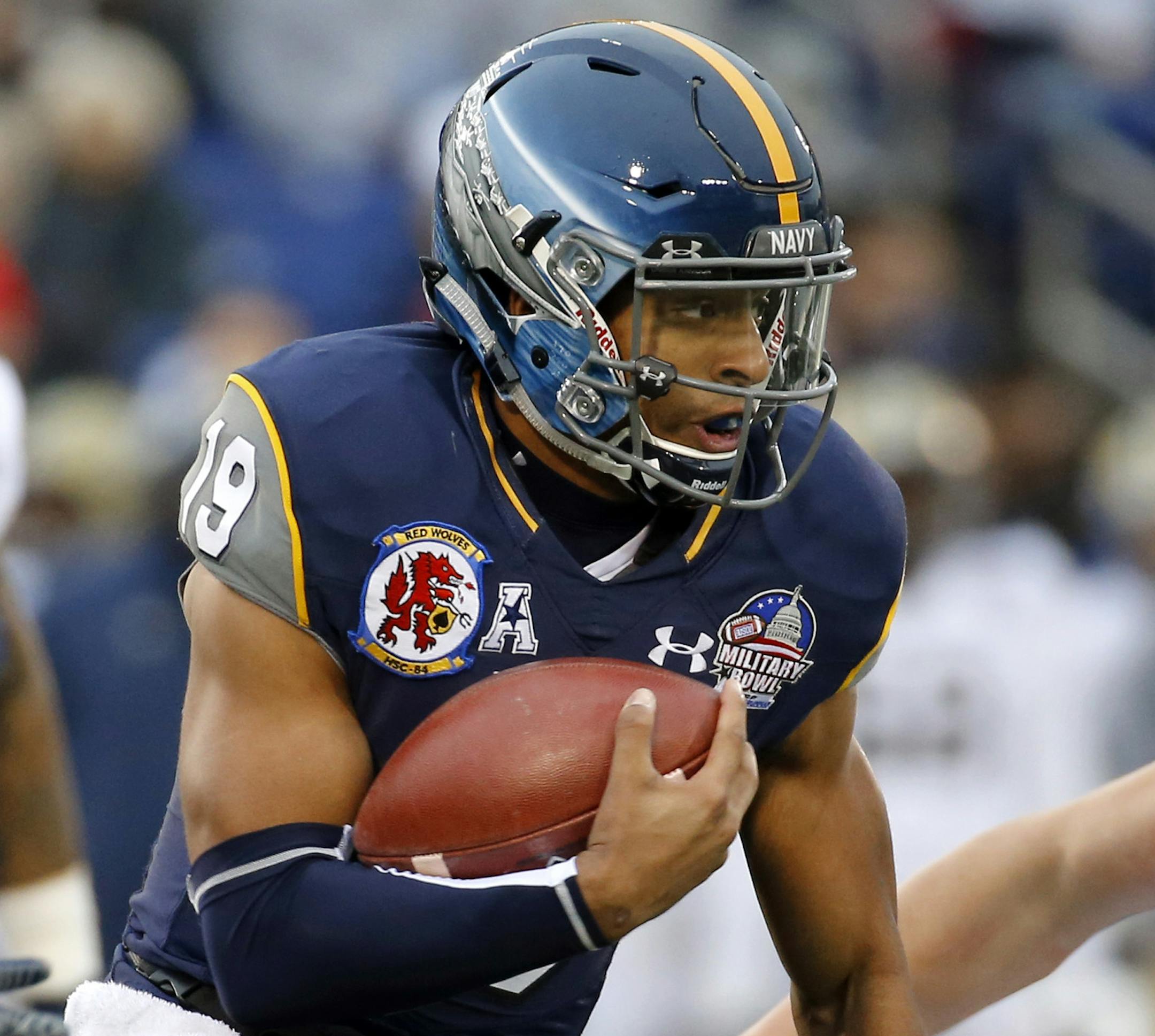 Navy quarterback Keenan Reynolds, center, rushes between Pittsburgh linebackers Nicholas Grigsby (3) and Matt Galambos (47) in the first half of the Military Bowl NCAA college football game, Monday, Dec. 28, 2015, in College Park, Md. (AP Photo/Patrick Semansky)