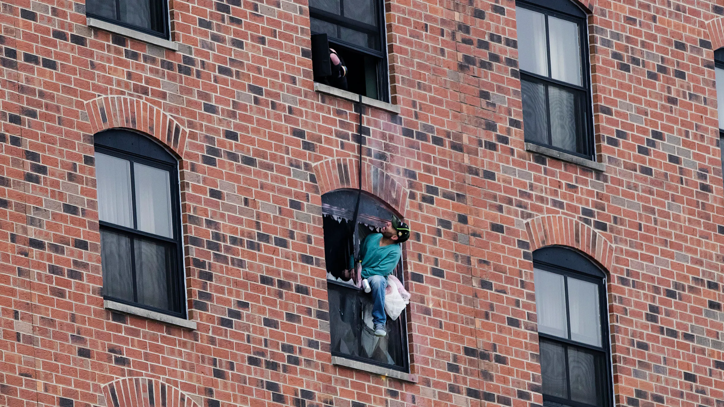 Standoff ends: Man arrested in hotel near U was grieving for daughter ...
