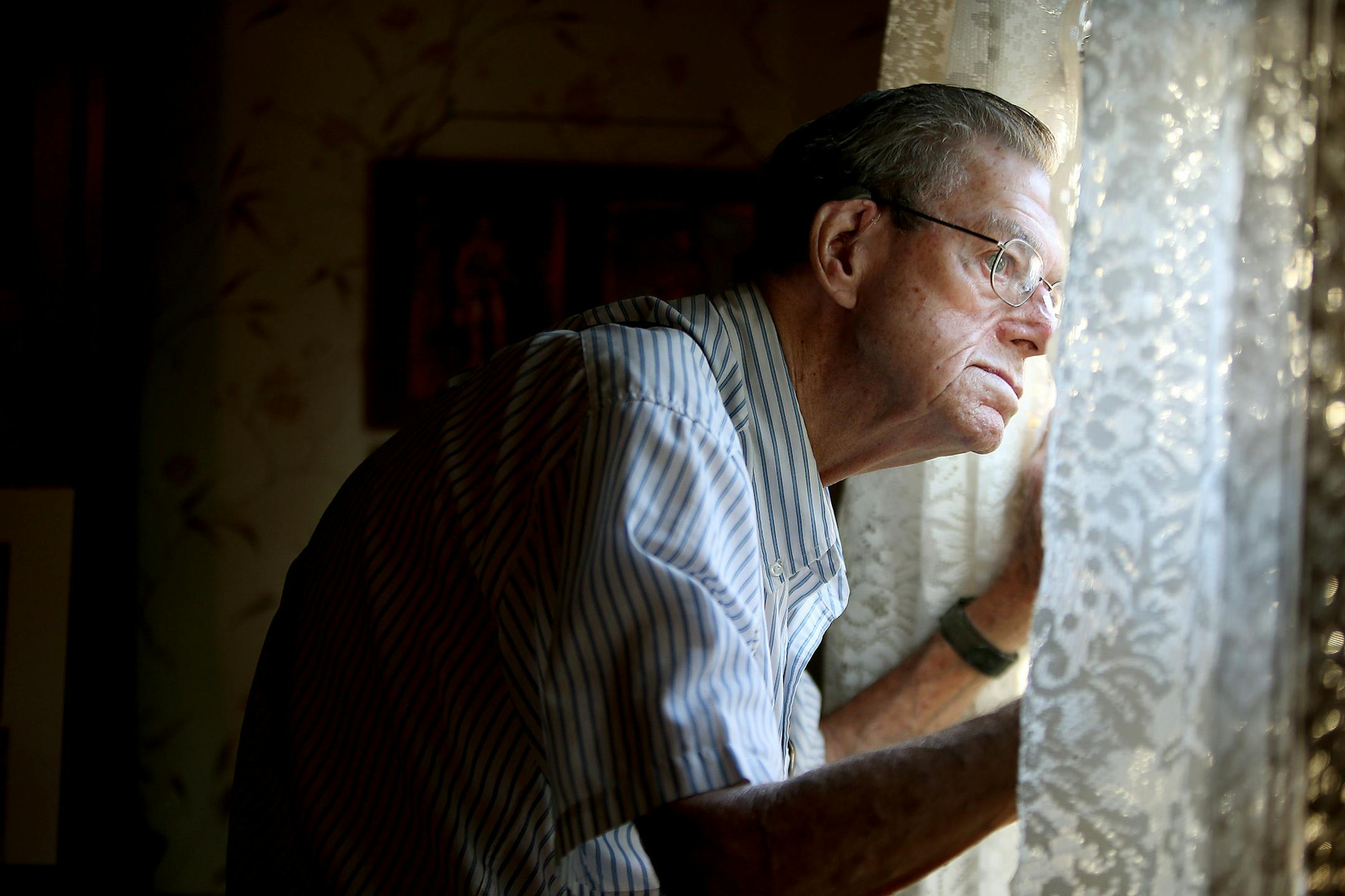 Warren Bushway, 93, looked out his kitchen window to enjoy the sunshine, Tuesday, June 24, 2014 in St. Louis Park, MN. ] (ELIZABETH FLORES/STAR TRIBUNE) ELIZABETH FLORES • eflores@startribune.com