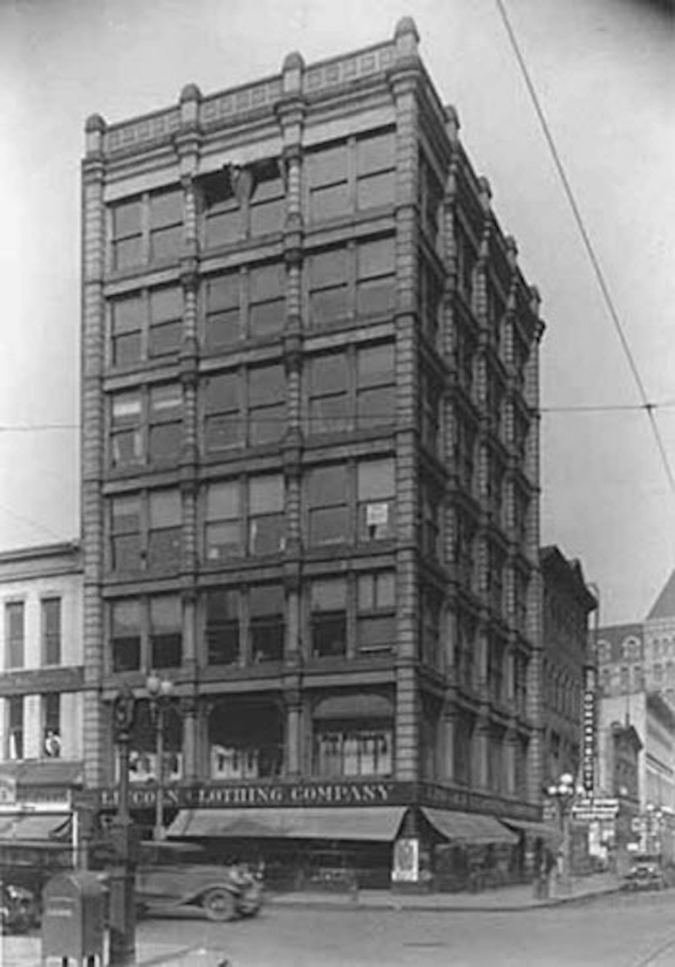 Isaac Hodgson & Sons' Bank of Minneapolis, at 300 Nicollet Av., was an extraordinary example of modernism. It was finished in 1887. This was taken in 1936, after it had become Lincoln Clothing Co.