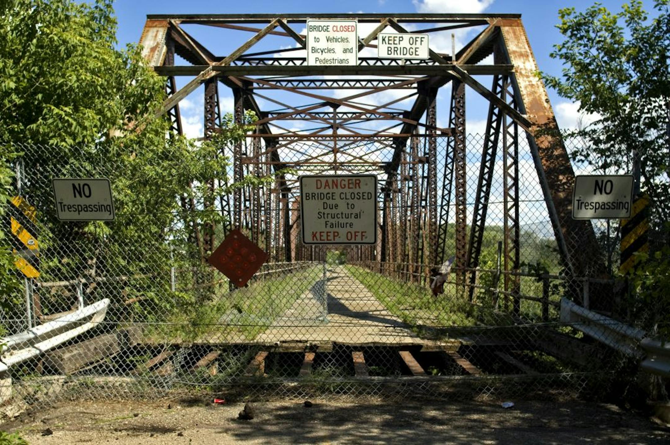 DAVID BREWSTER � dbrewster@startribune.com Wednesday_7/12/07_Bloomington OLD CEDAR AVE. BRIDGE The signs on the northend of the old Cedar Ave. bridge leave no duobt that the bridge is closed.