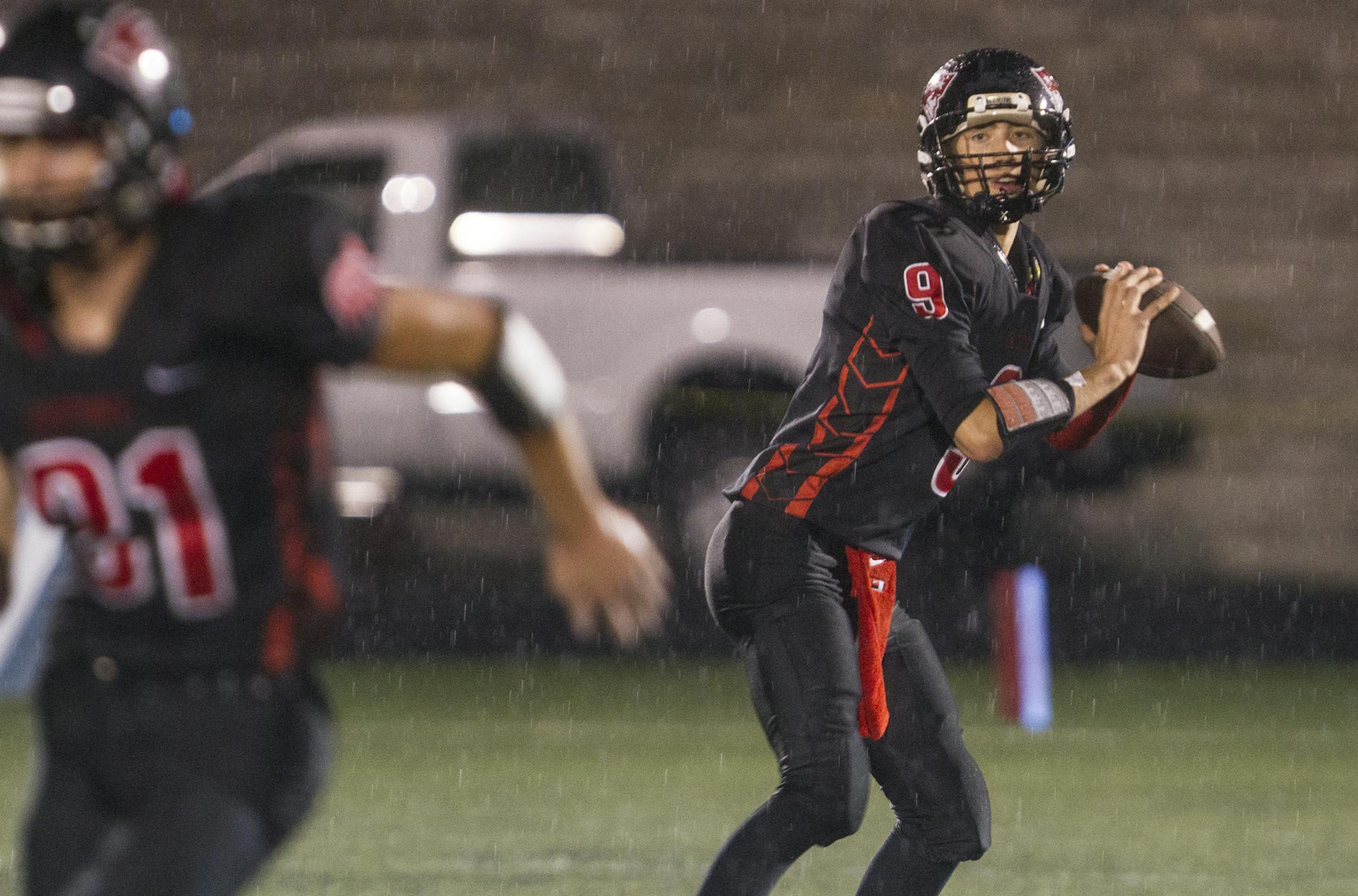 St. Paul Central 9 Sam Gubbrud sets up a pass to St. Paul Central 81 Jon Gubbrud in the first half as the St. Paul Central Minutemen host the Minneapolis North Polars on September 18, 2015. [Special to Star Tribune Matt Blewett ï matt@mattebphoto.com 20041171A SLUG: PREP091915.central]