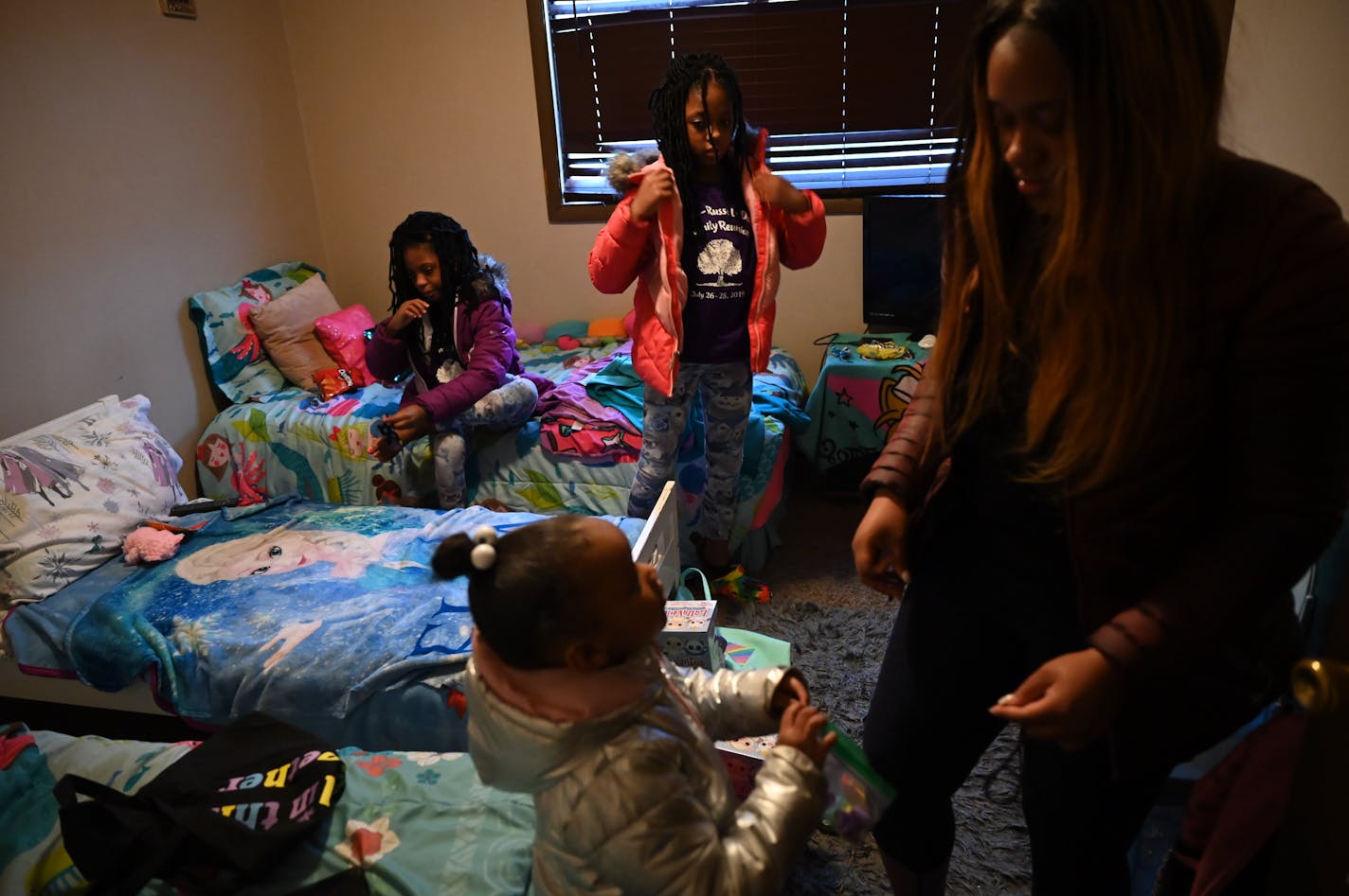 Jamiya Crayton, right, and her daughter, Samiya, 3, prepared to evacuate their apartment with Jamiya's sisters, 11-year old twins Janiya, back left, and Janavia. Outside people were protesting near the Brooklyn Center Police Department in response to the fatal police shooting of Daunte Wright, Wednesday, April 14, 2021 in Brooklyn Center, Minn. Former Brooklyn Center police officer Kimberly Potter was charged with second degree manslaughter after the shooting. ] AARON LAVINSKY ¥ aaron.lavinsky@startribune.com