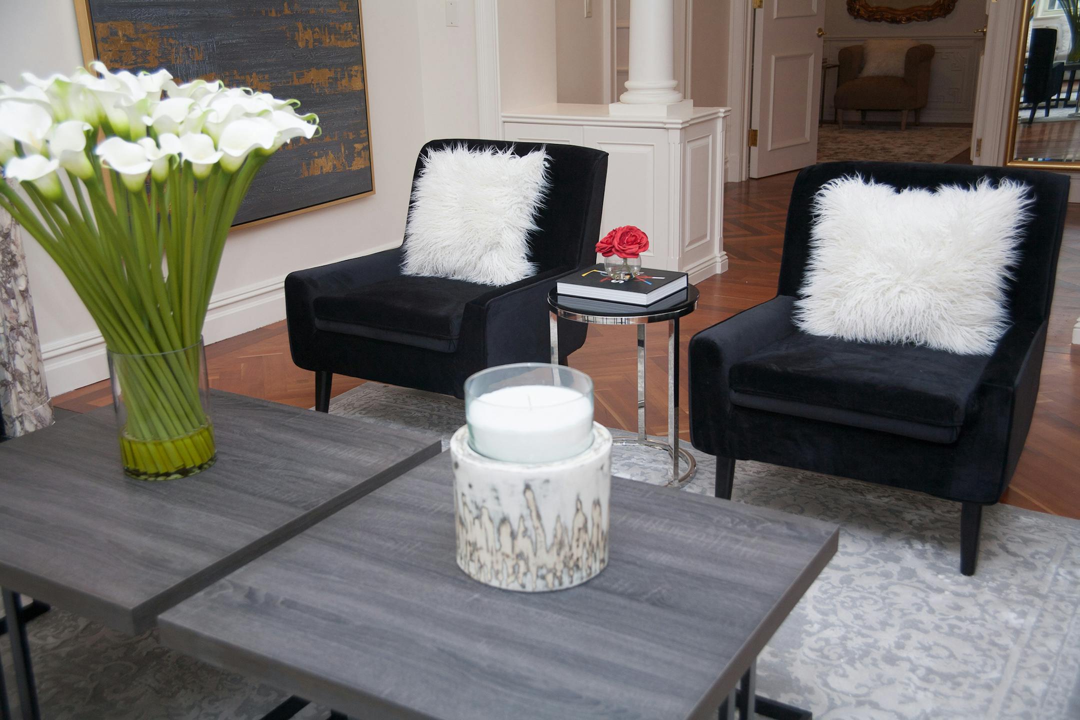 Velvet paired with faux fur toss pillows bring to life a texture-on-texture design element. (Hannah Rokes/Design Recipes) ORG XMIT: 1211003