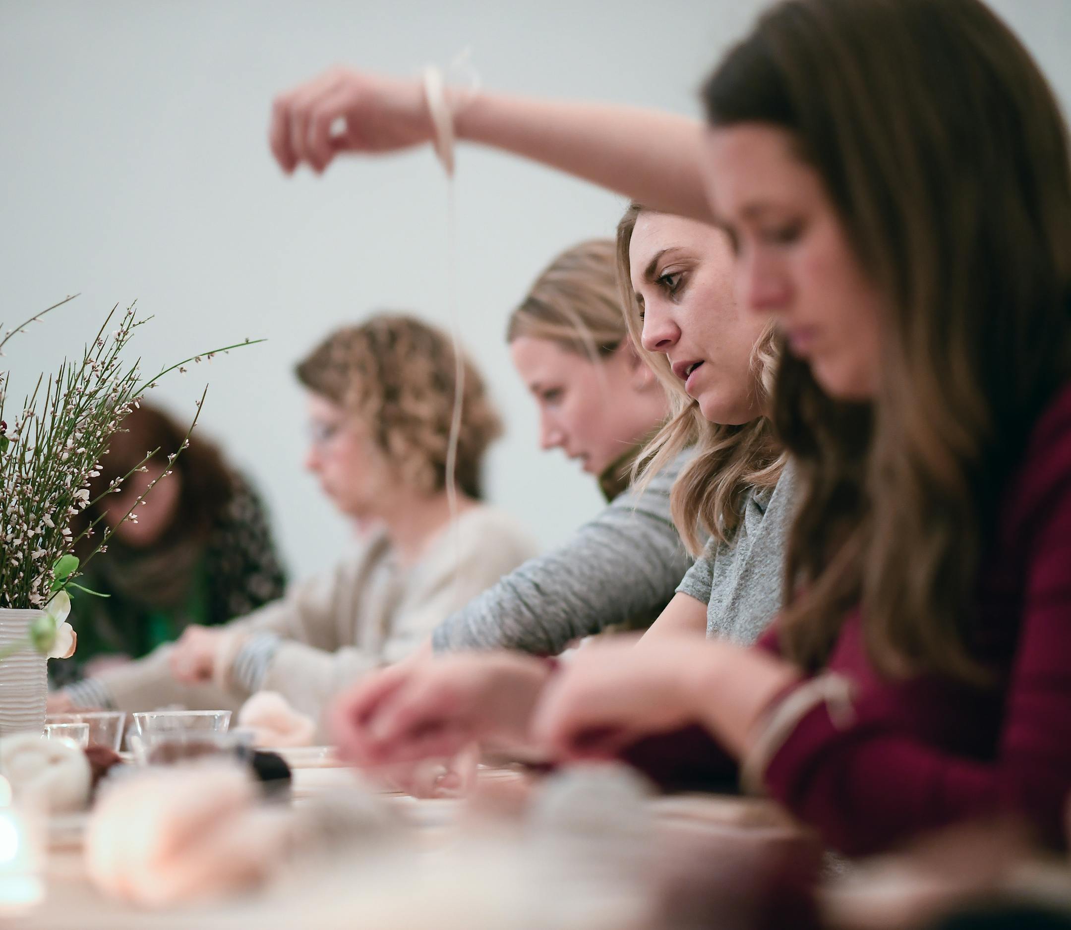 Lee Hersh, of Minneapolis, second from right, worked on weaving a wall hanging during Thursday night's class at LAB. ] AARON LAVINSKY • aaron.lavinsky@startribune.com Think of it as a hipper version of continuing education. A couple of Minneapolis millennials started a new business offering creative workshops for craft and corporate clients on topics ranging from calligraphy to SEO. We photograph a weaving class, taught by expert Mandi Smethells, on Thursday, Jan. 25, 2018 at LAB in Minne