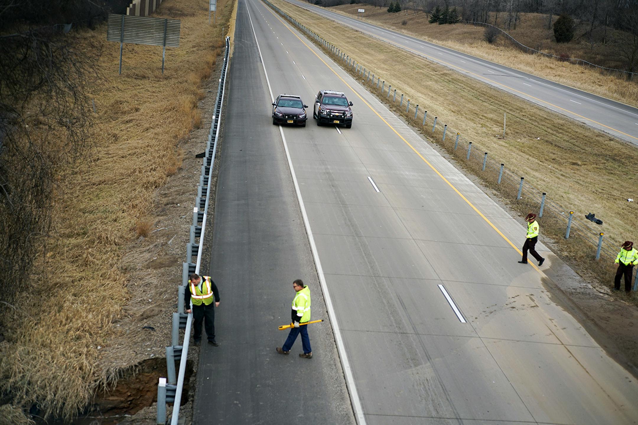 A section of HWY 694 between 10th and 34th streets was closed because of a sinkhole running under the highway near the 15th street bridge in Oakdale.]Oakale, Minnesota. Richard Tsong-Taatariiïrtsong-taatarii@startribune.com