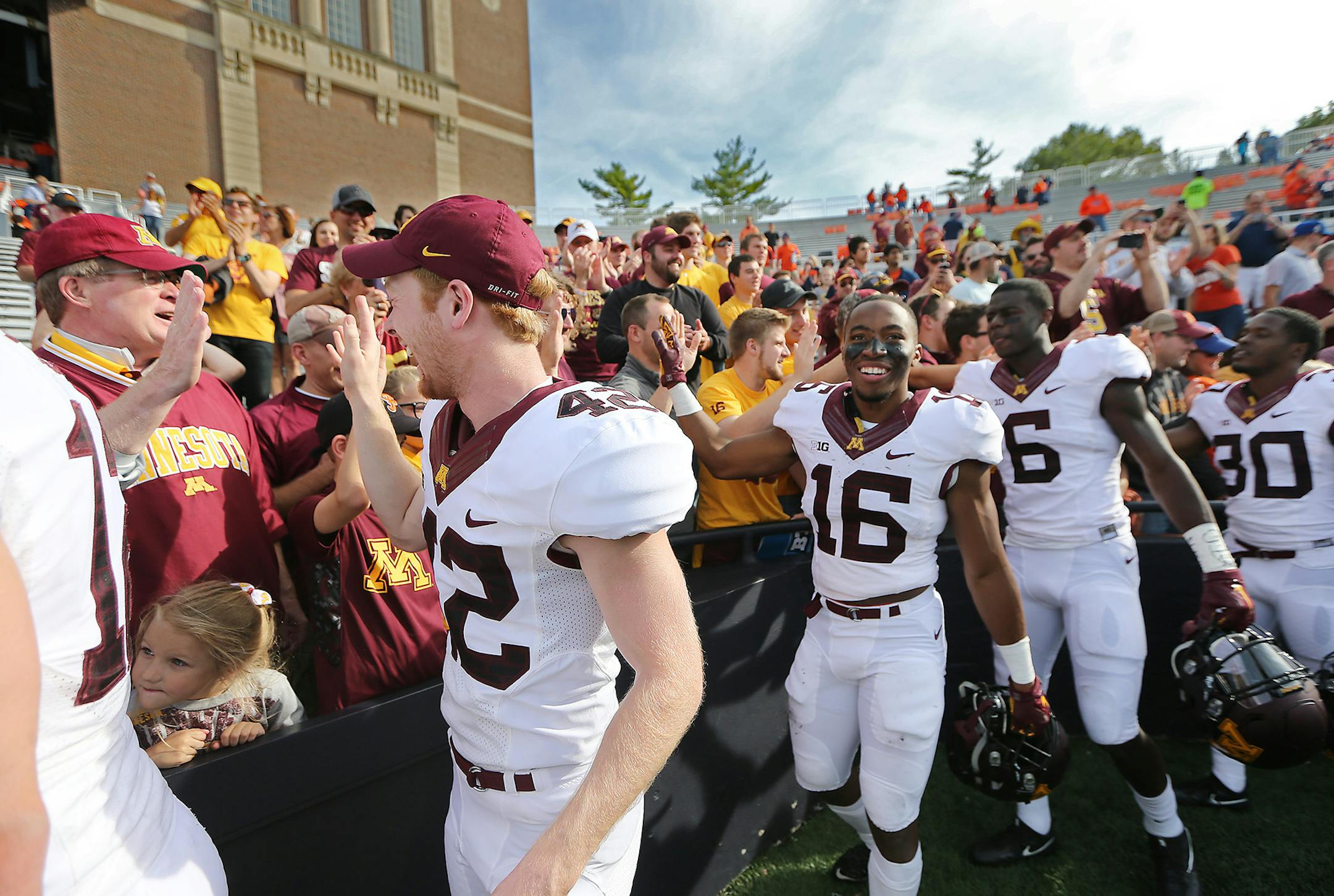 Minnesota players celebrated their 40-17 win over Illinois at Memorial Stadium, Saturday, October 29, 2016 in Champaign, IL. ] (ELIZABETH FLORES/STAR TRIBUNE) ELIZABETH FLORES &#x2022; eflores@startribune.com