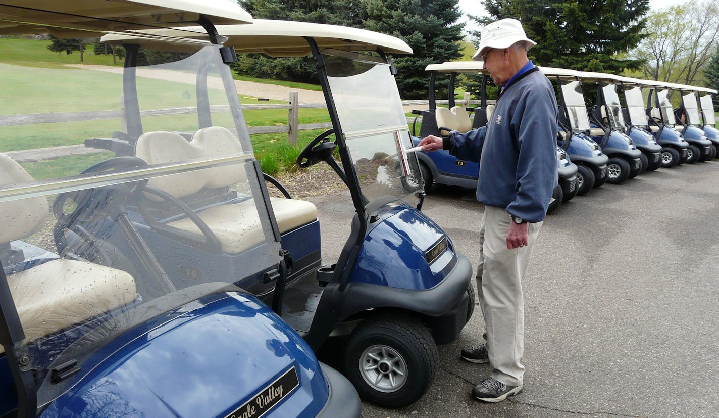 Woodbury's Eagle Valley golf course greeter Bob Dolan prepares carts. Photo by Dave Peterson