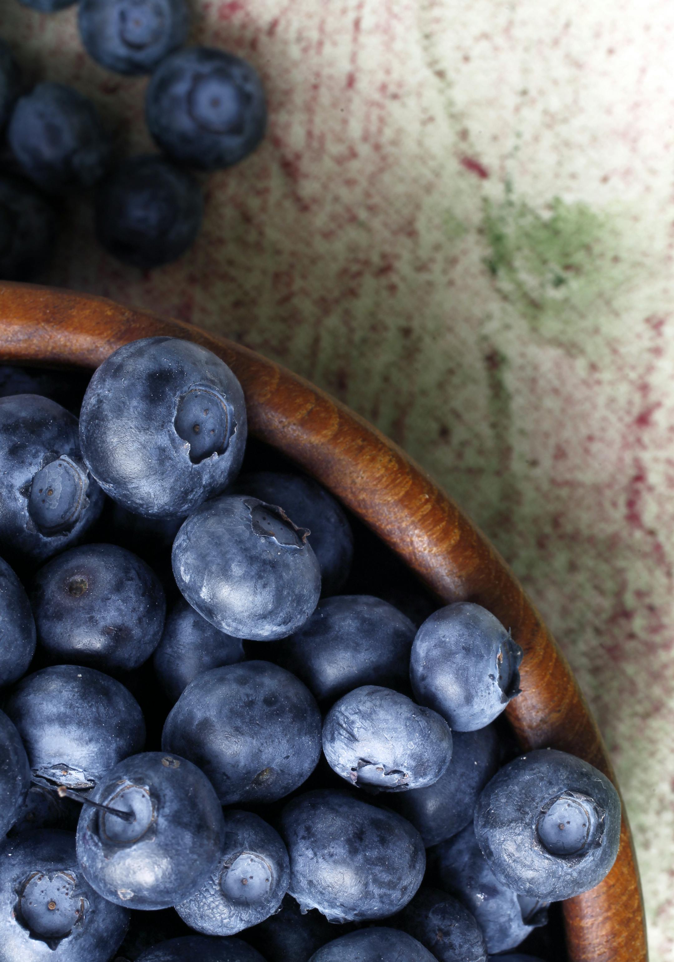 Illustration for the summer Taste Calander project: Blueberries [ TOM WALLACE • twallace@startribune.com _ Assignments #20024092A_ June 20, 2012_ SLUG: calander0628_ EXTRA INFORMATION: CQ'ed