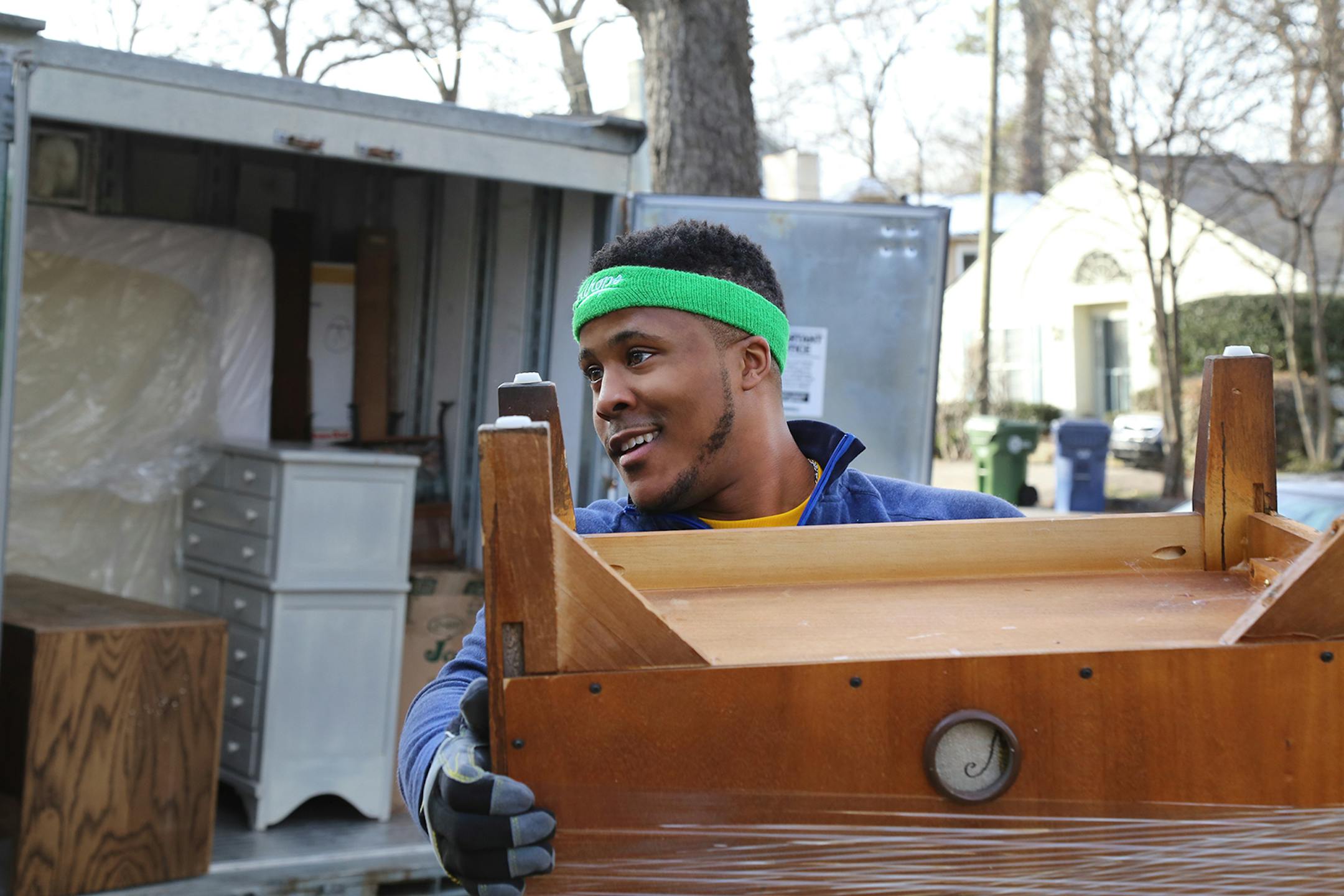 Bellhops connects college students to small- and medium-scale moving and lifting jobs.