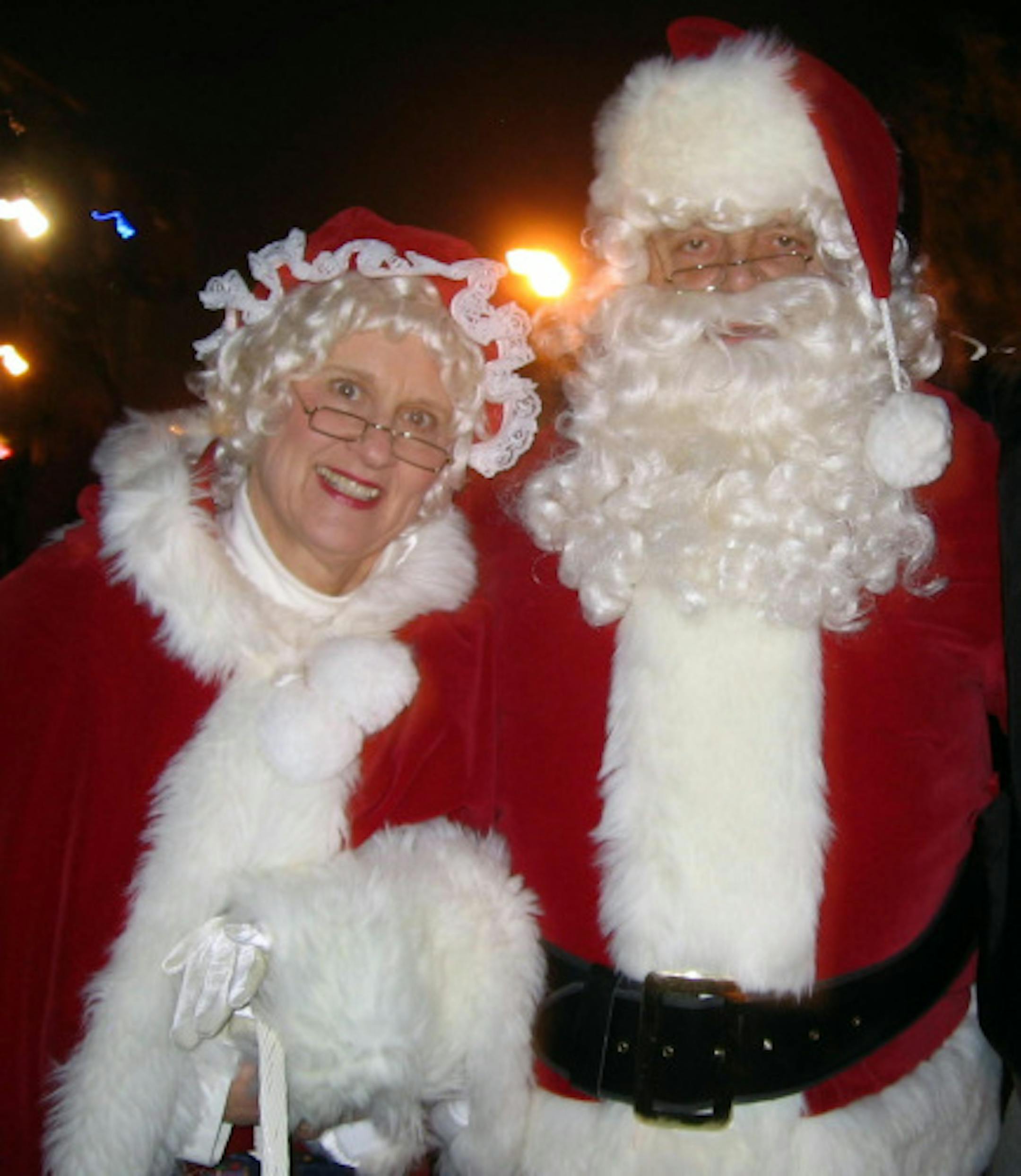 Shirley and Michael Esch will hold their eighth annual fundraiser for a local food shelf with a Santa visit and celebration in their front yard in Burnsville. 12/2008 ... Photo courtesy of Michael Esch.